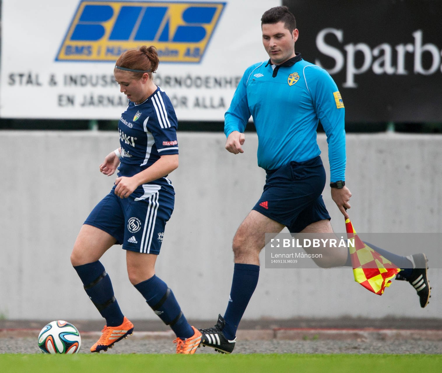 Assisterande domare och FC Hessleholms Julia Lennartsson i matchen i damernas division 1 mellan FC Hessleholm och Örby i Hässleholm 13 september 2014.