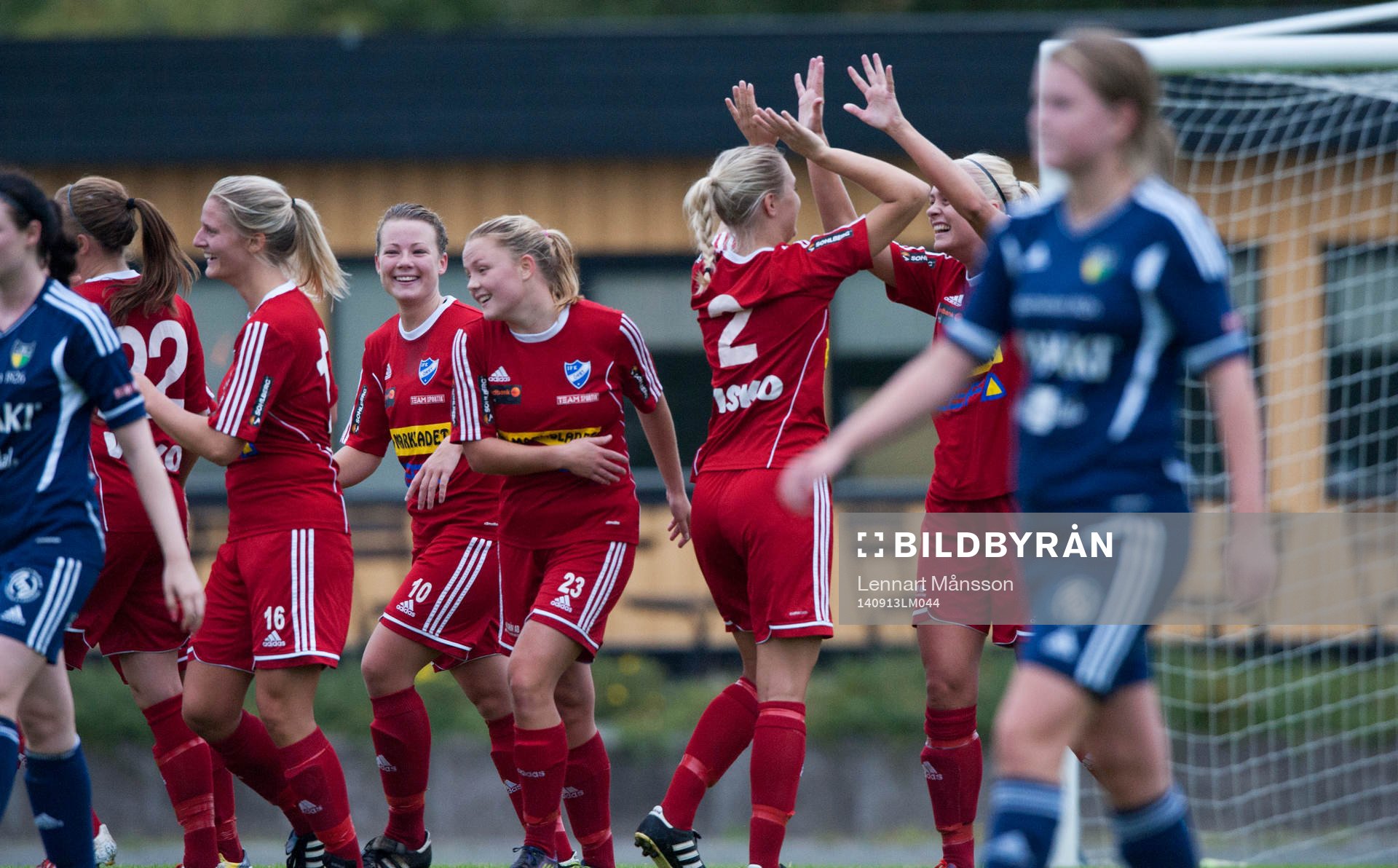 Örby jublar över 0-1 i matchen i damernas division 1