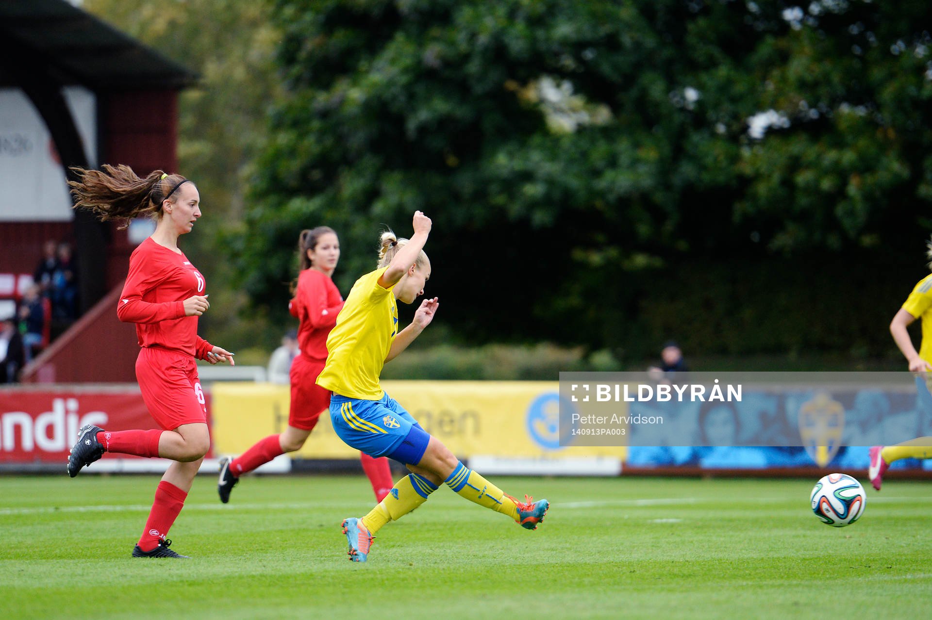 Sveriges Tove Almqvist gör 1-0 under fotbollsmatchen i kvalet till EM för F19 mellan Sverige och Moldavien den 13 september 2014 i Kristianstad.