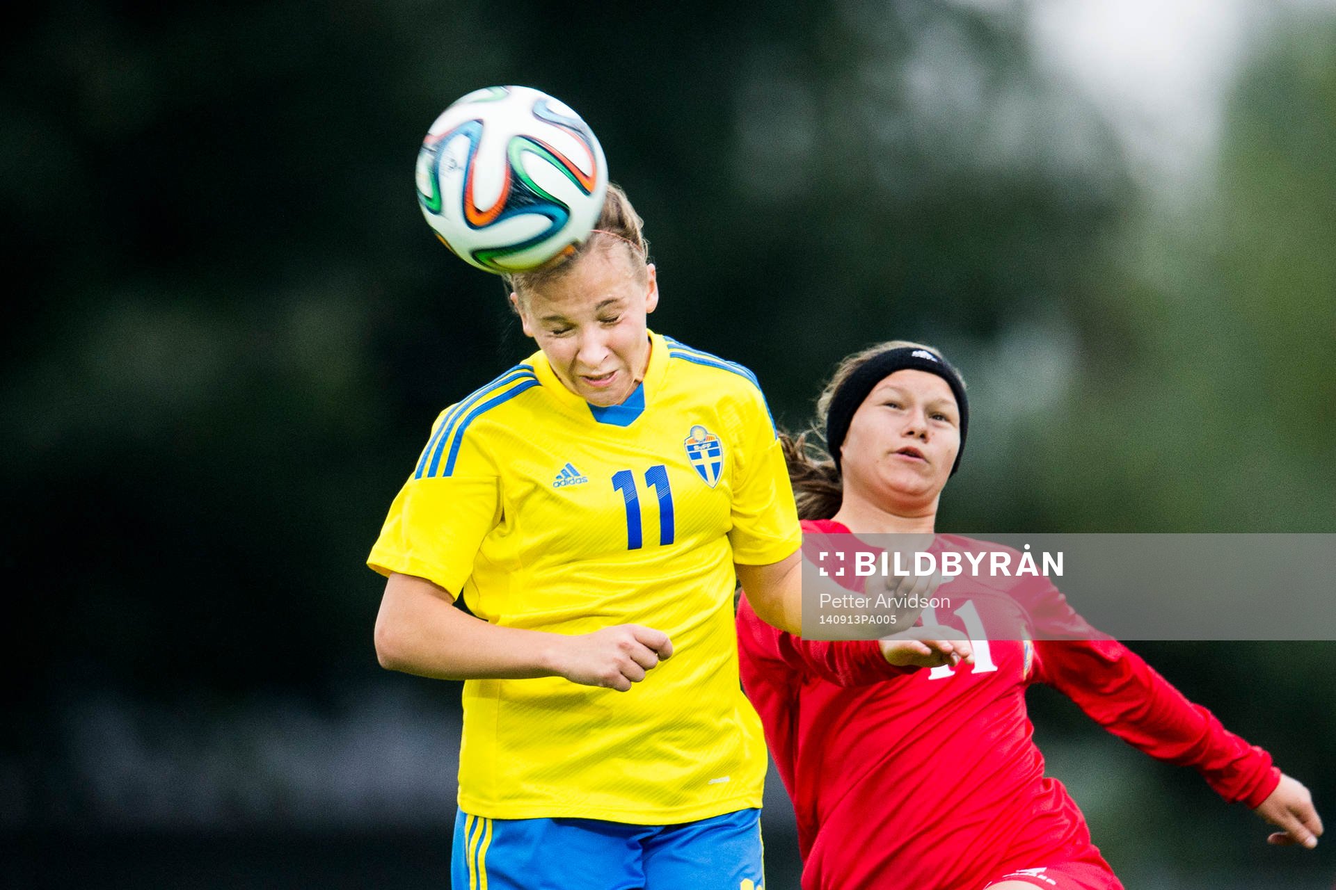 Sveriges Julia Zigiotti Olme och Moldaviens Viorica Tonu under fotbollsmatchen i kvalet till EM för F19 mellan Sverige och Moldavien den 13 september 2014 i Kristianstad.