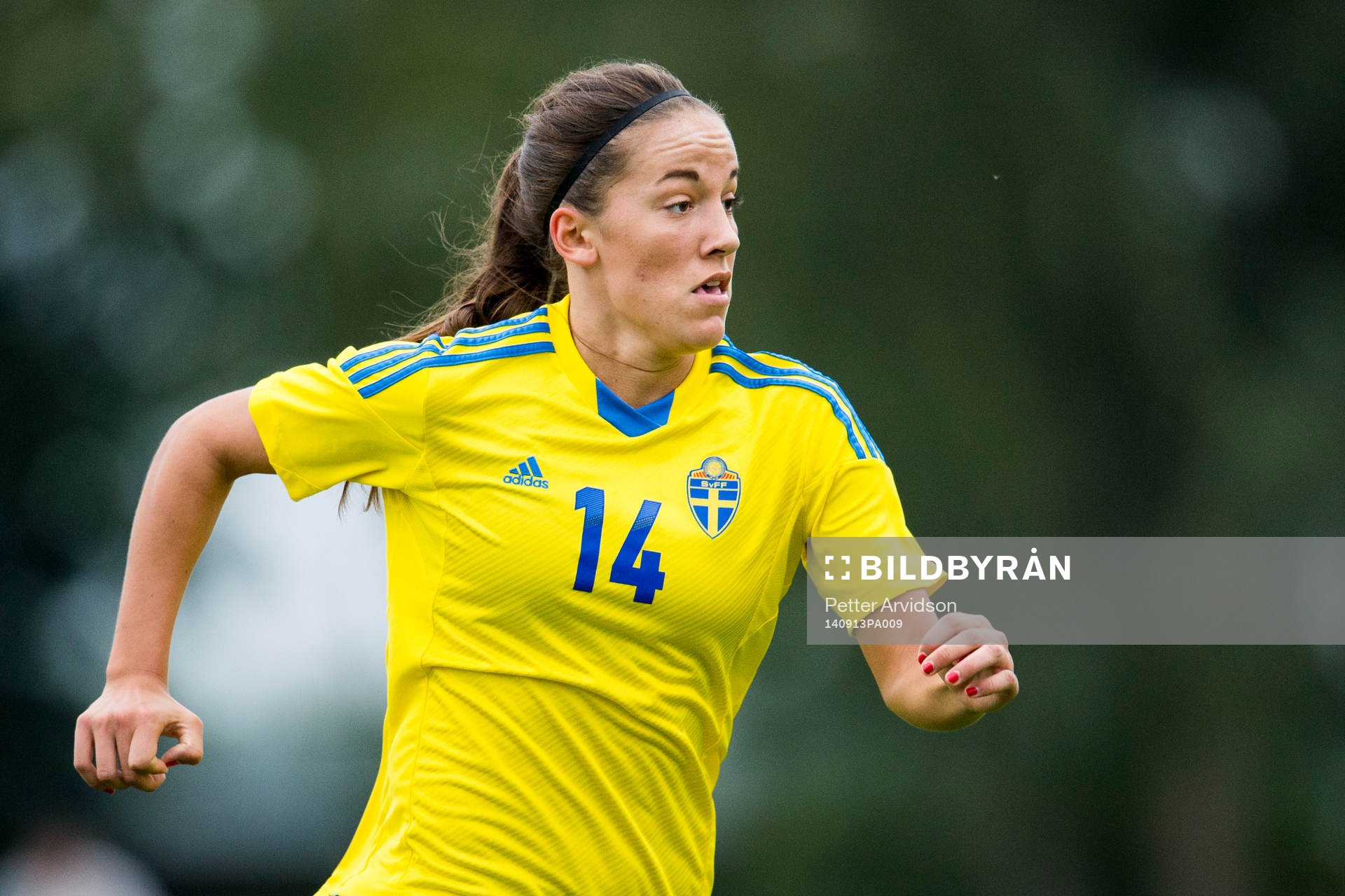 Sveriges Anna Klara Ellen Oskarsson under fotbollsmatchen i kvalet till EM för F19 mellan Sverige och Moldavien den 13 september 2014 i Kristianstad.