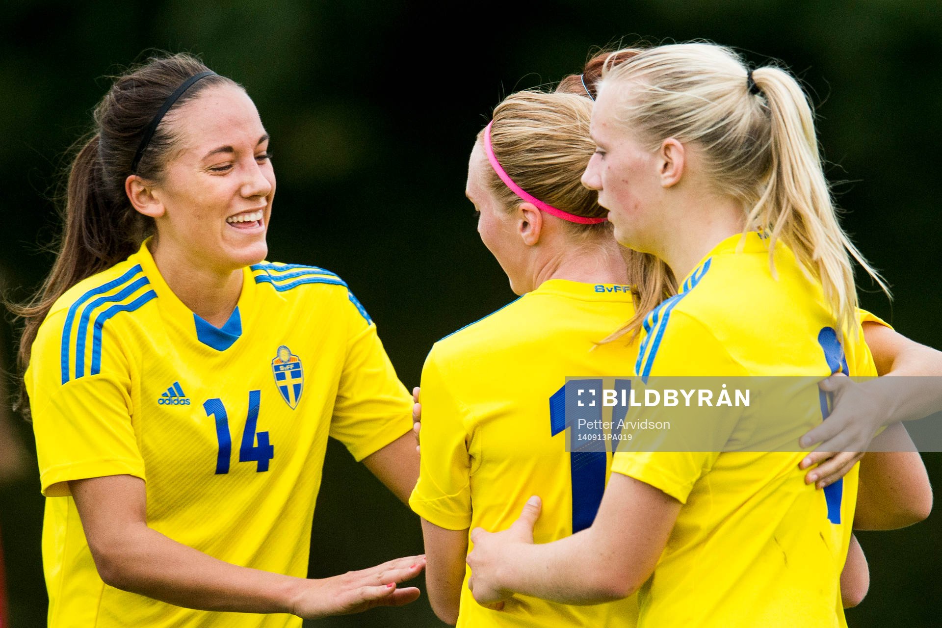 Sveriges spelare med Anna Klara Ellen Oskarsson (tv) jublar under fotbollsmatchen i kvalet till EM för F19 mellan Sverige och Moldavien den 13 september 2014 i Kristianstad.