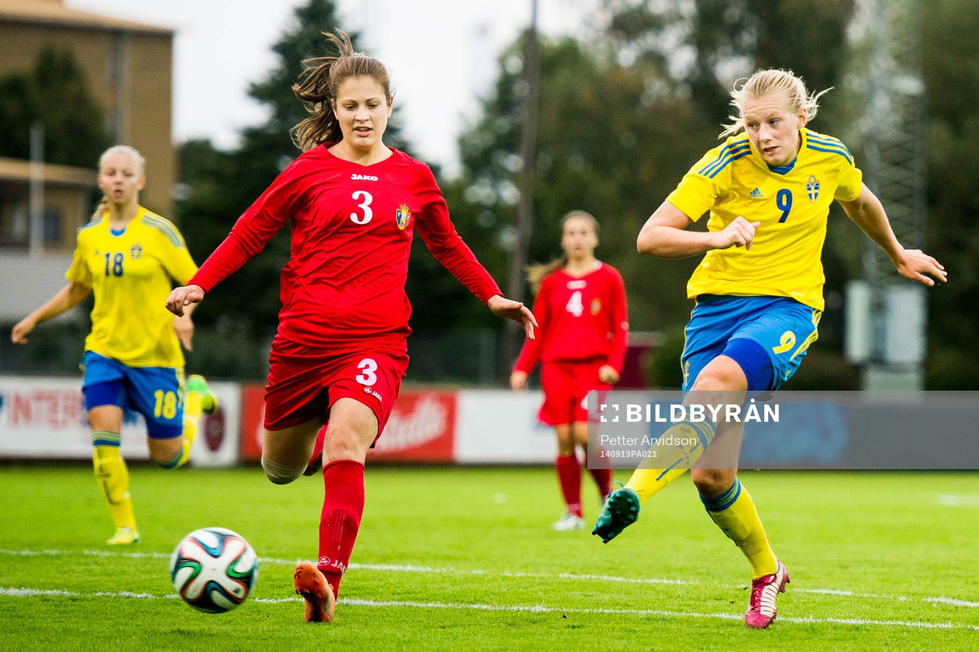 Sveriges Emma Stina Blackstenius testar skott, Moldaviens Victoria Gurdis (tv) under fotbollsmatchen i kvalet till EM för F19 mellan Sverige och Moldavien den 13 september 2014 i Kristianstad.