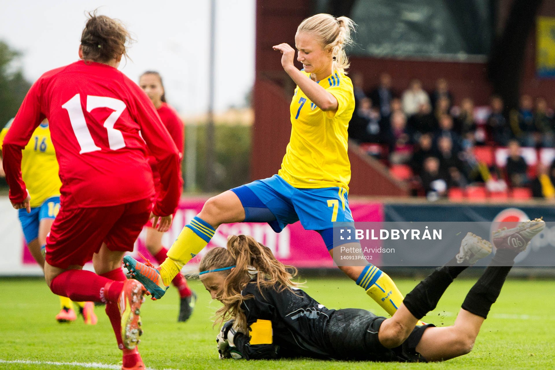 Moldaviens målvakt Margarita Panova plockar bollen framför Sveriges Tove Almqvist under fotbollsmatchen i kvalet till EM för F19 mellan Sverige och Moldavien den 13 september 2014 i Kristianstad.