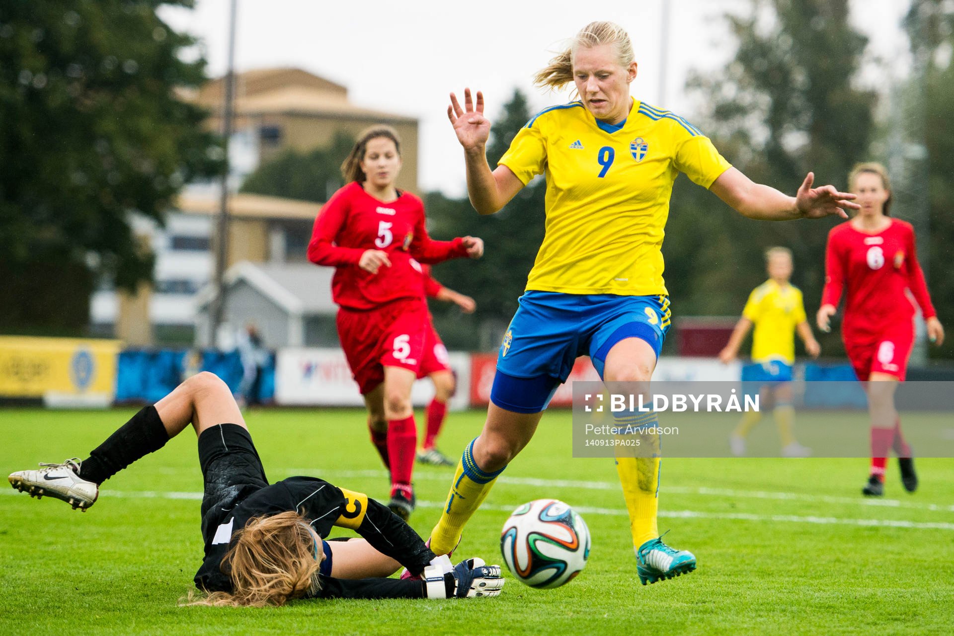 Sveriges Emma Stina Blackstenius mot Moldaviens målvakt Margarita Panova under fotbollsmatchen i kvalet till EM för F19 mellan Sverige och Moldavien den 13 september 2014 i Kristianstad.