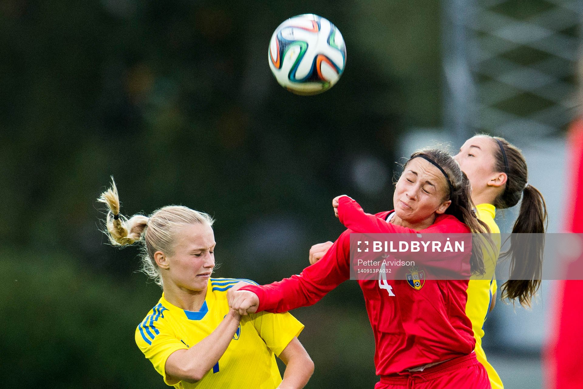Sveriges Tove Almqvist och Anna Klara Ellen Oskarsson i kamp med Moldaviens Nadejda Vasilica under fotbollsmatchen i kvalet till EM för F19 mellan Sverige och Moldavien den 13 september 2014 i Kristianstad.