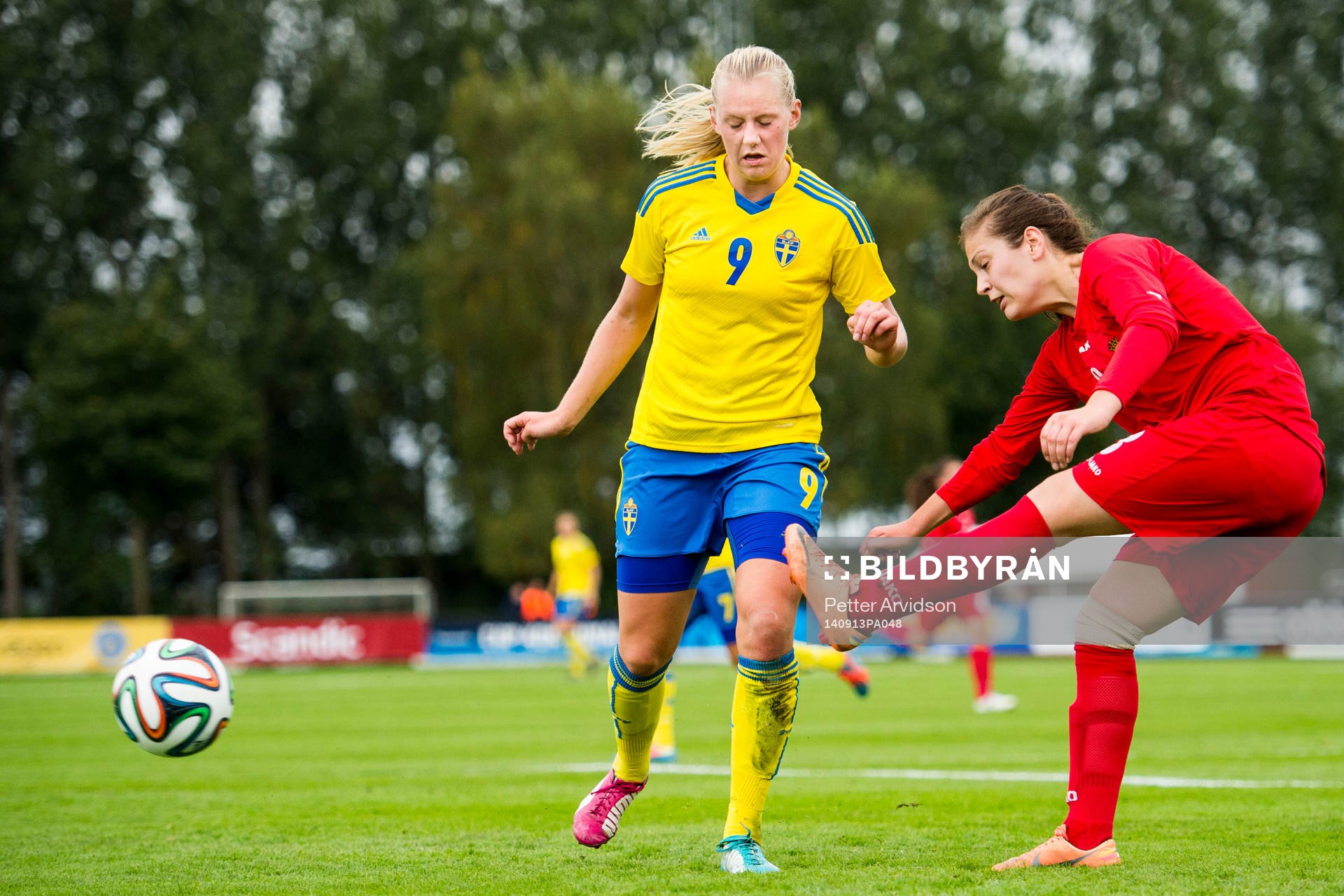 Sveriges Emma Stina Blackstenius och Moldaviens Victoria