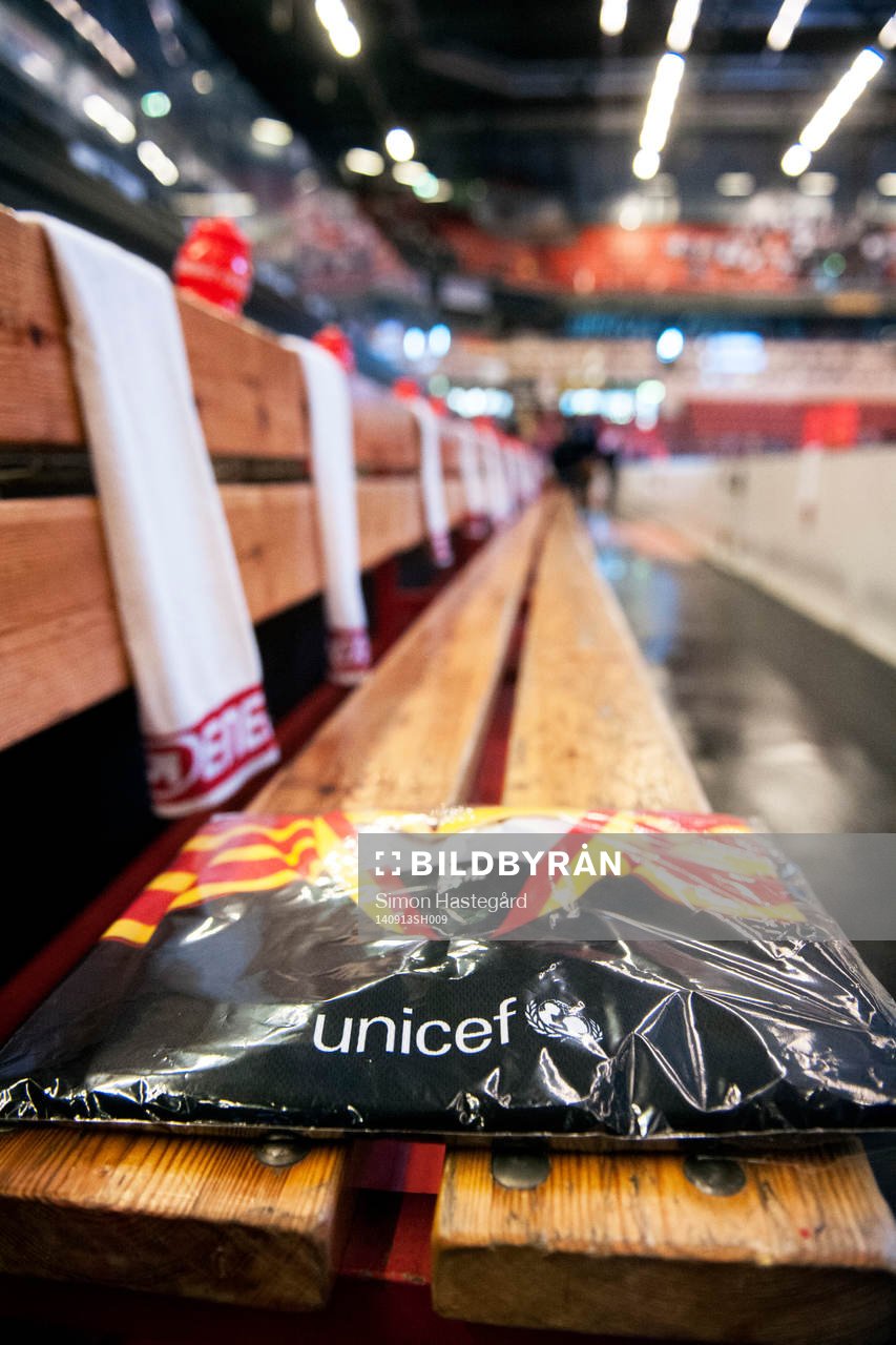 Brynäs nya matchtröja med en Unicef-logotyp ligger på