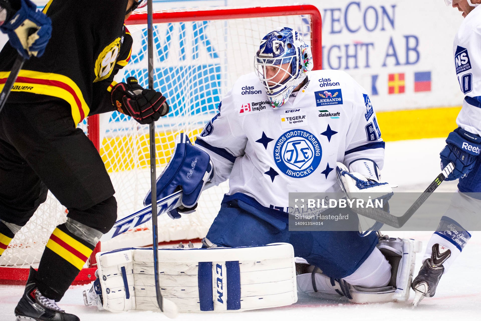 Leksands målvakt Oscar Alsenfelt räddar skott