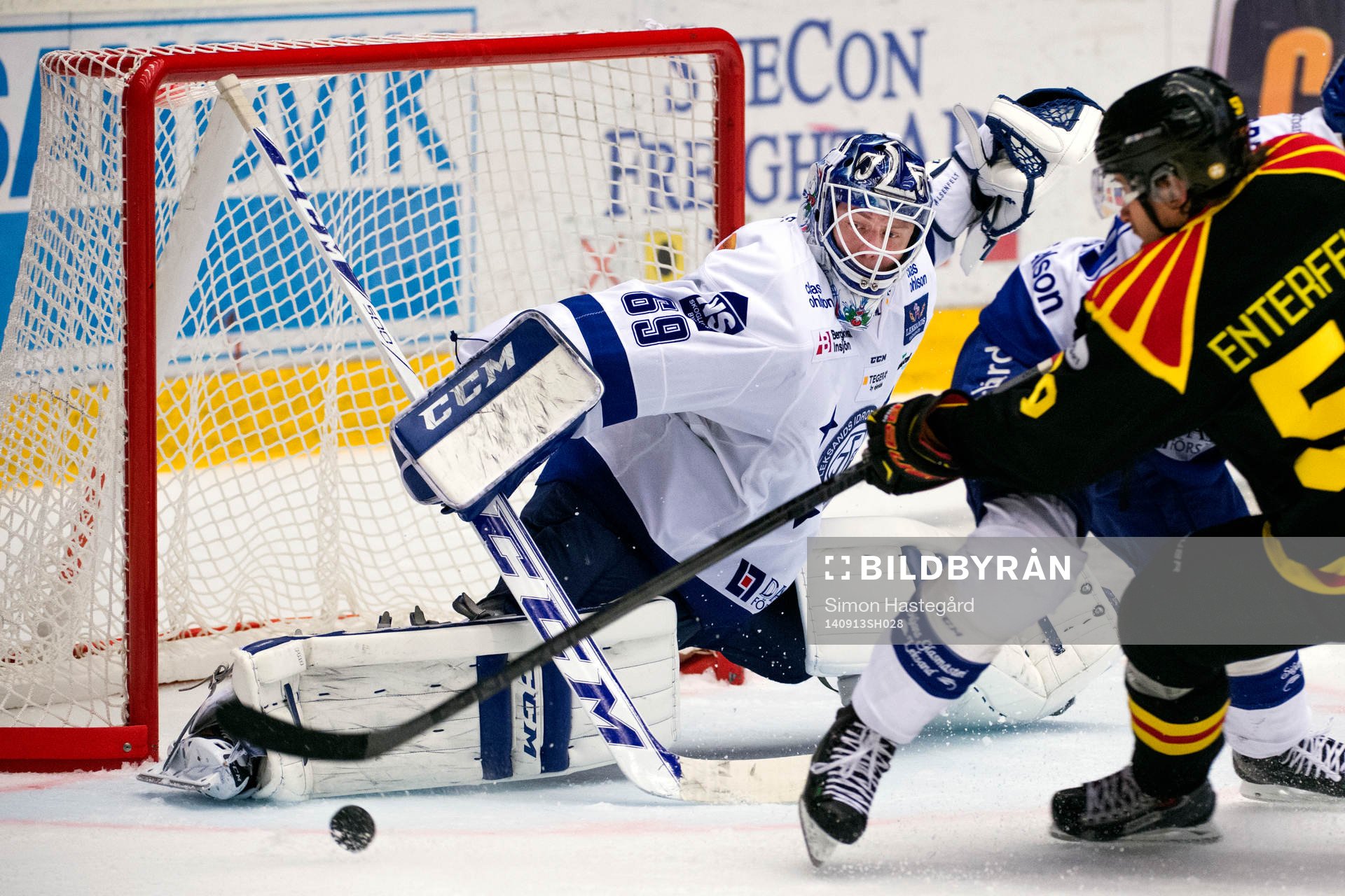 Leksands målvakt Oscar Alsenfelt räddar skott från