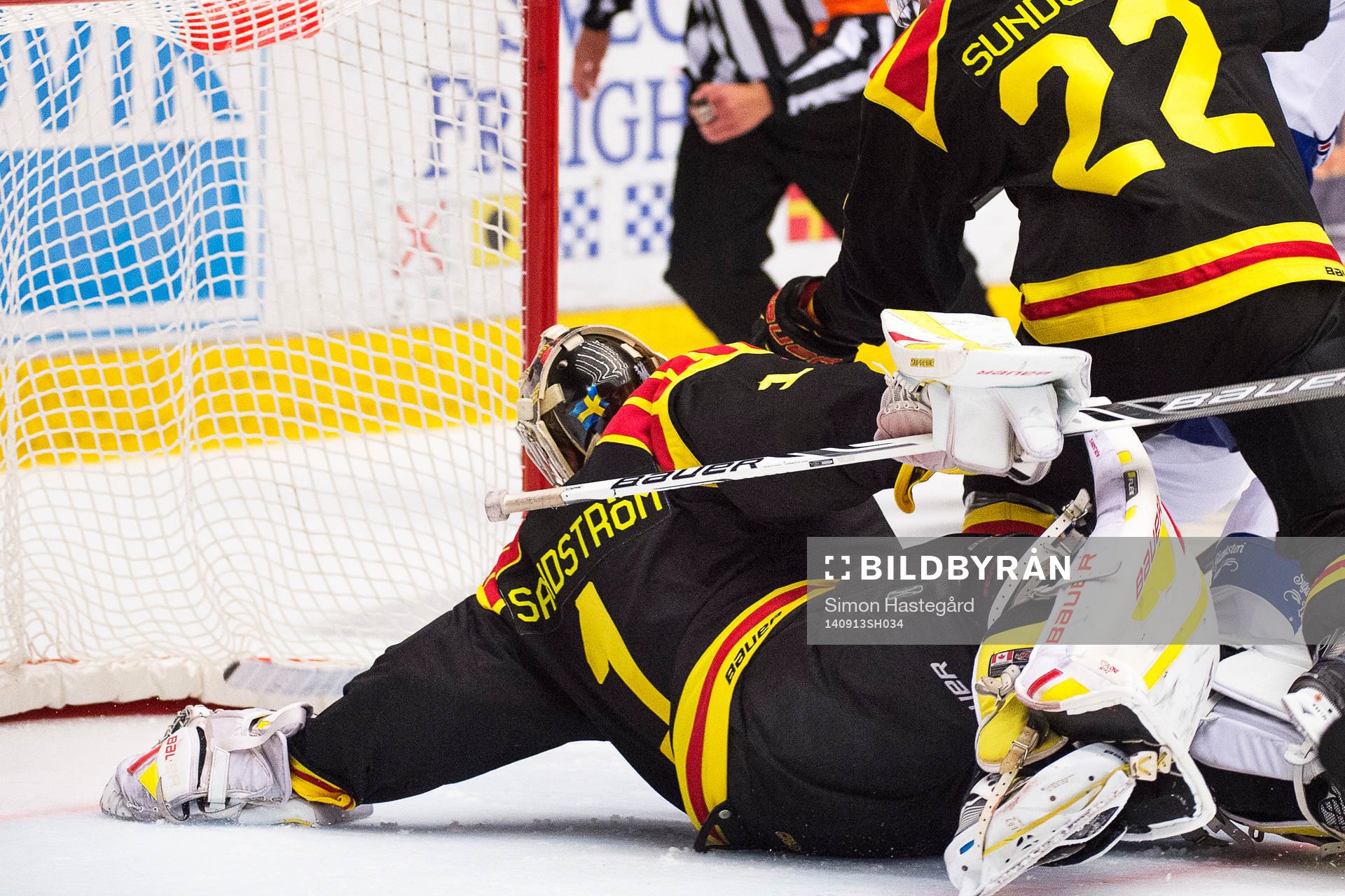 Brynäs Målvakt Felix Sandström räddar mål nära