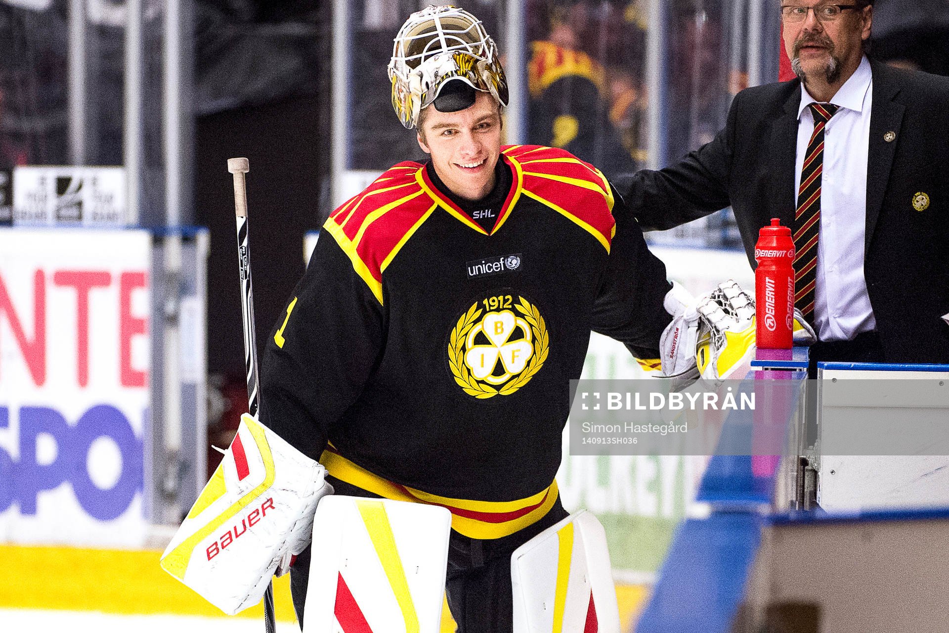 Brynäs målvakt Felix Sandström jublar