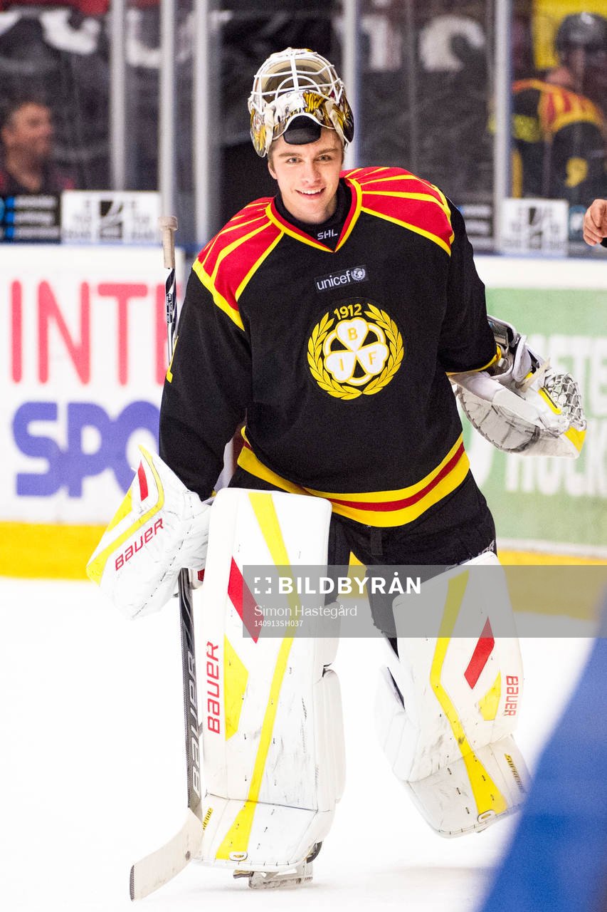 Brynäs målvakt Felix Sandström jublar