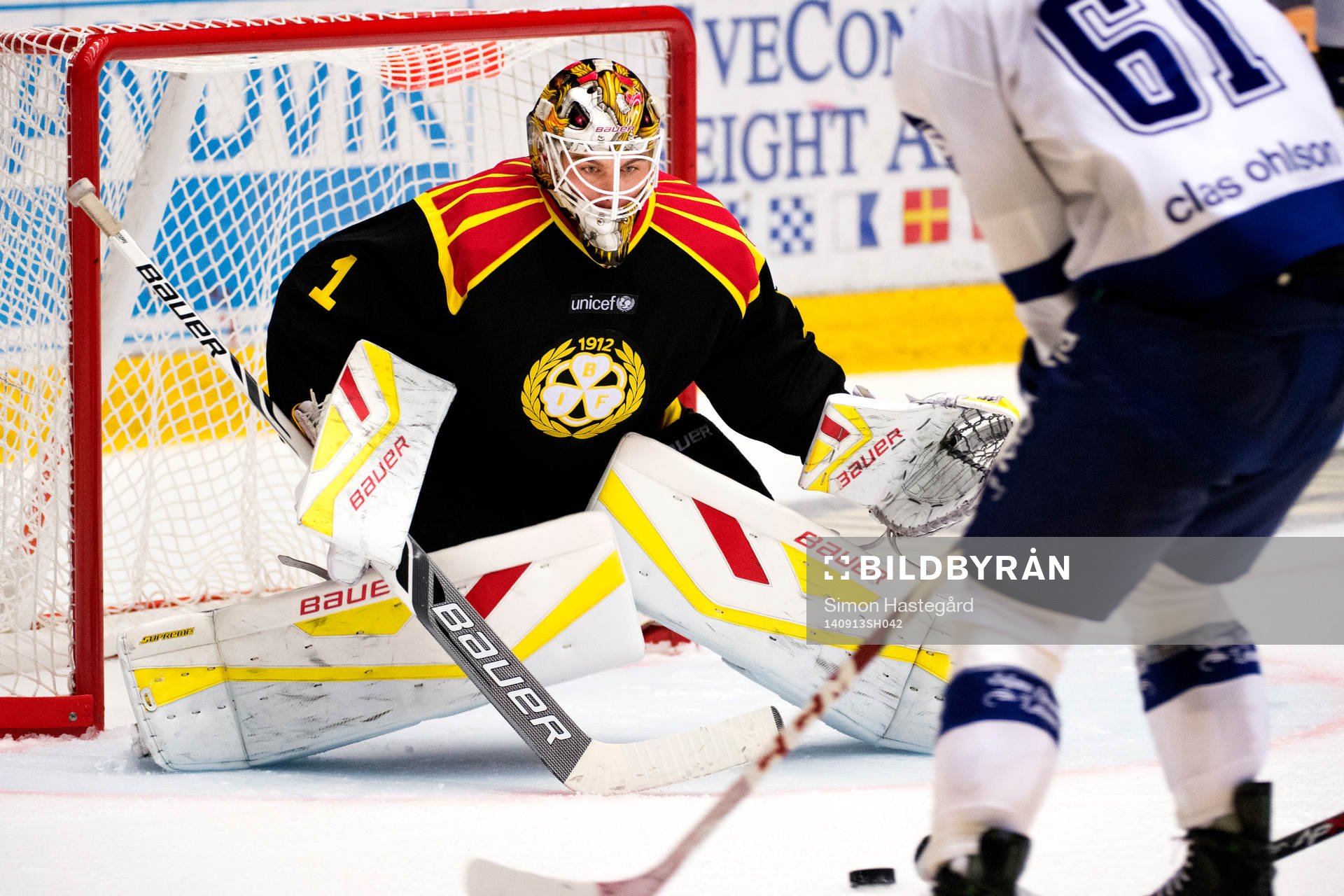 Brynäs målvakt Felix Sandström inväntar skott från