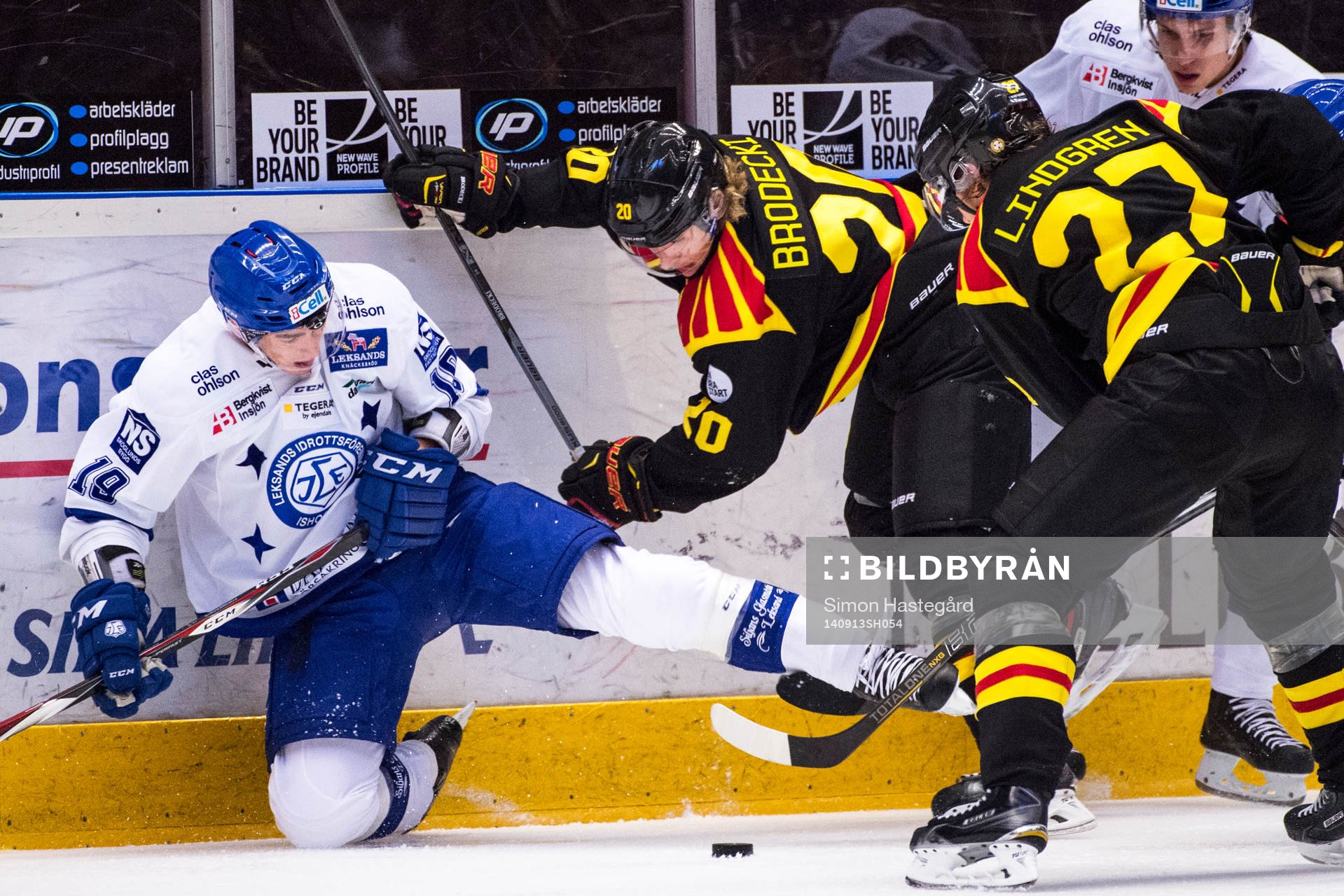 Leksands Tobias Forsberg kämpar om pucken mot Brynäs Adam