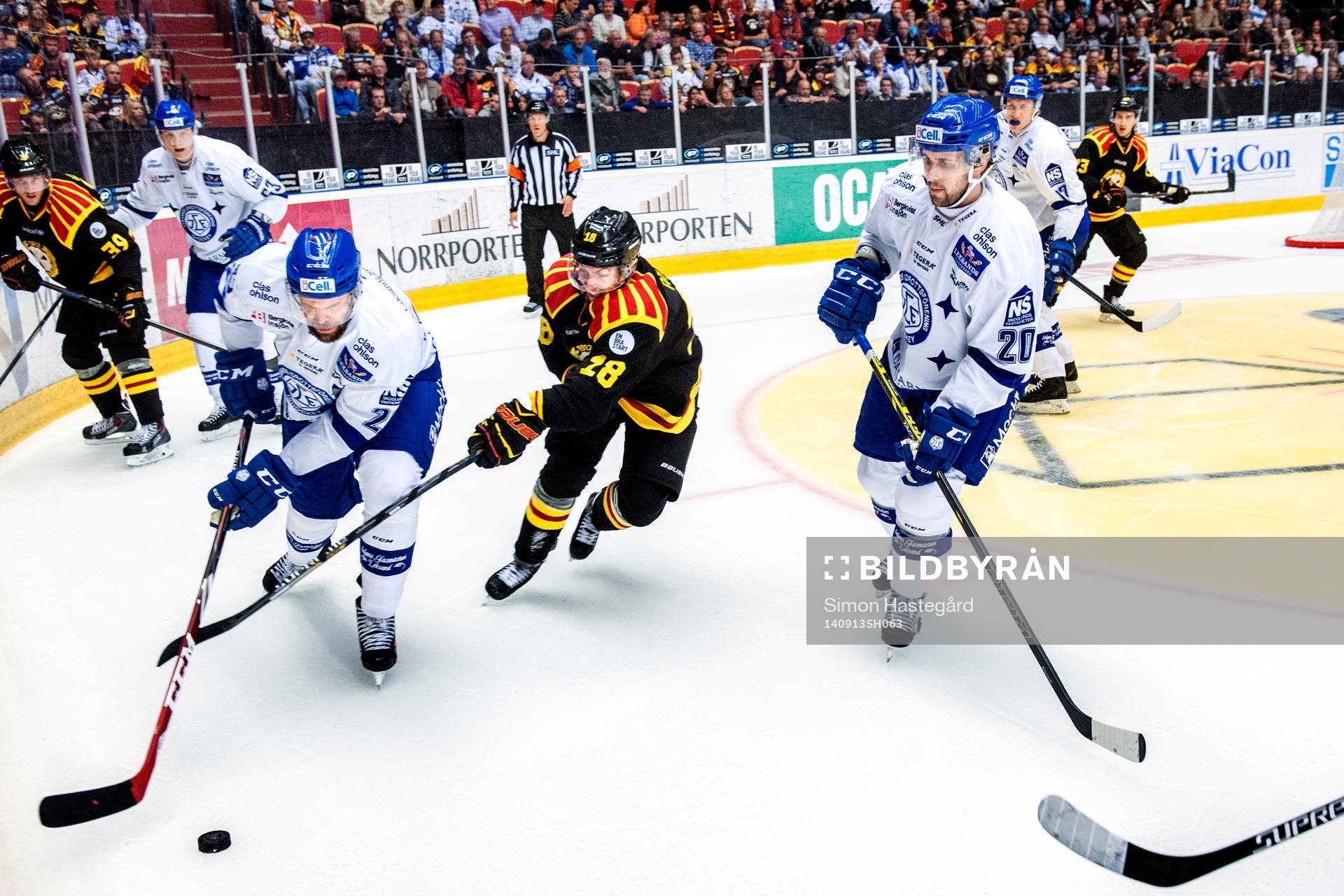 Leksands Joonas Rönnberg och Ryan Russell försöker få