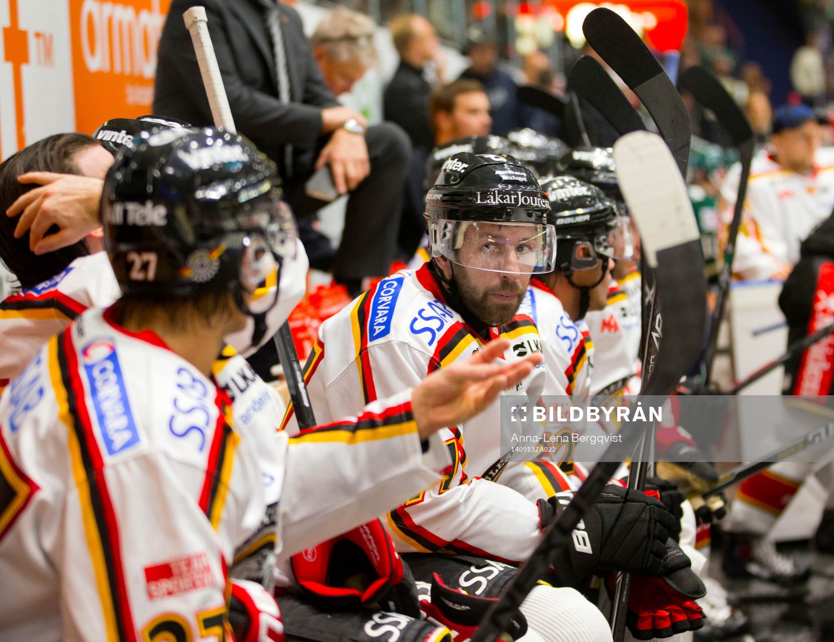Luleås Per Ledin pratar med Daniel Zaar i spelarbåset