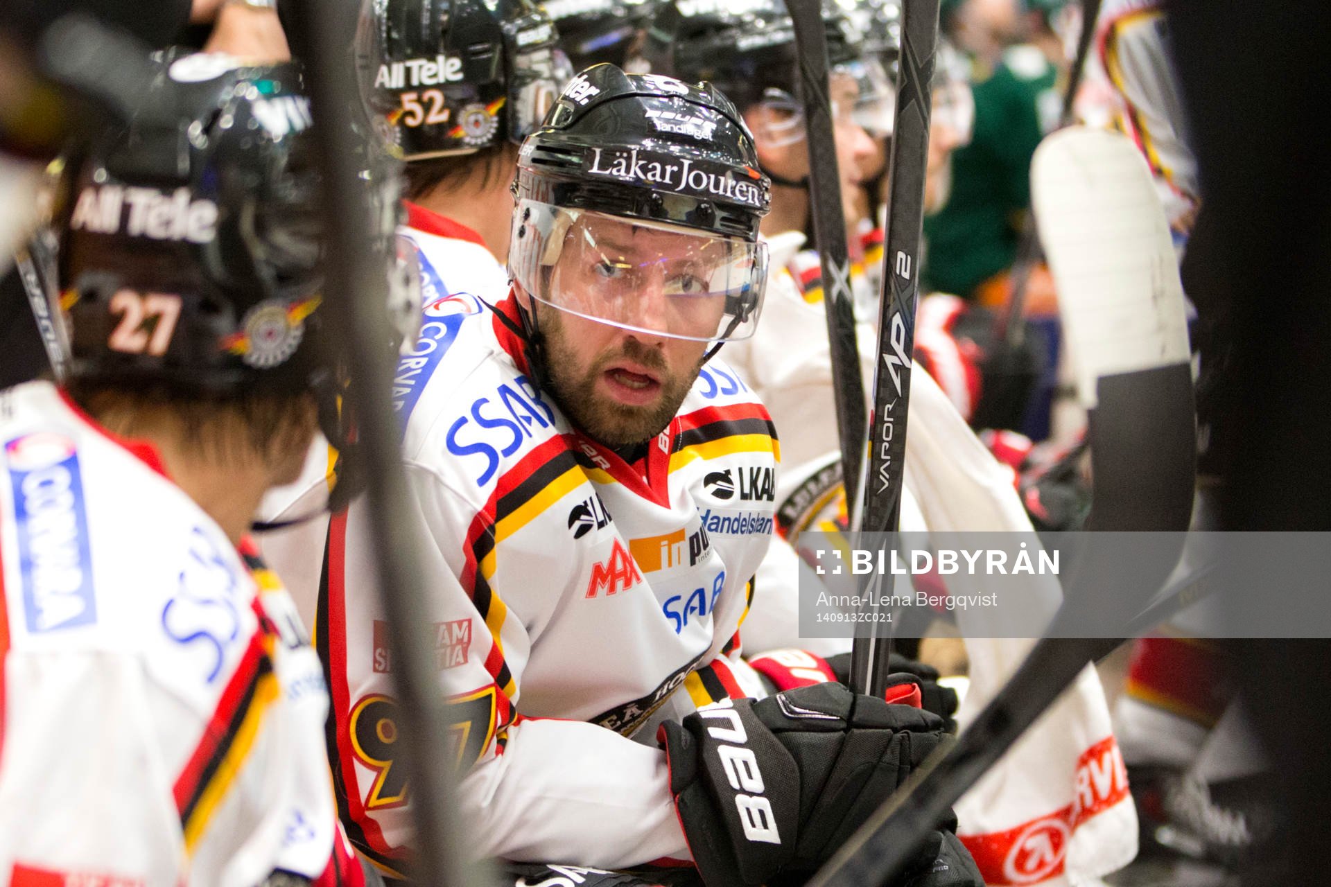 Luleås Per Ledin pratar med Daniel Zaar i spelarbåset