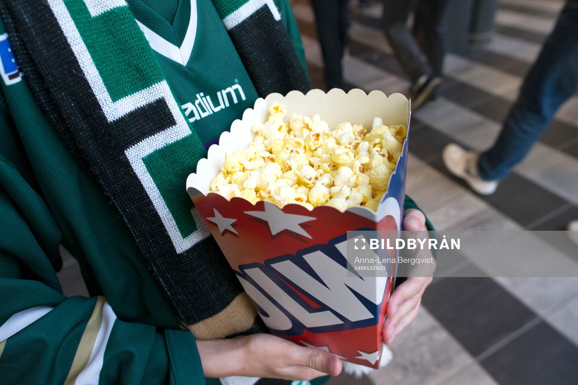 Popcorn försedd supporter innan  ishockeymatchen i SHL
