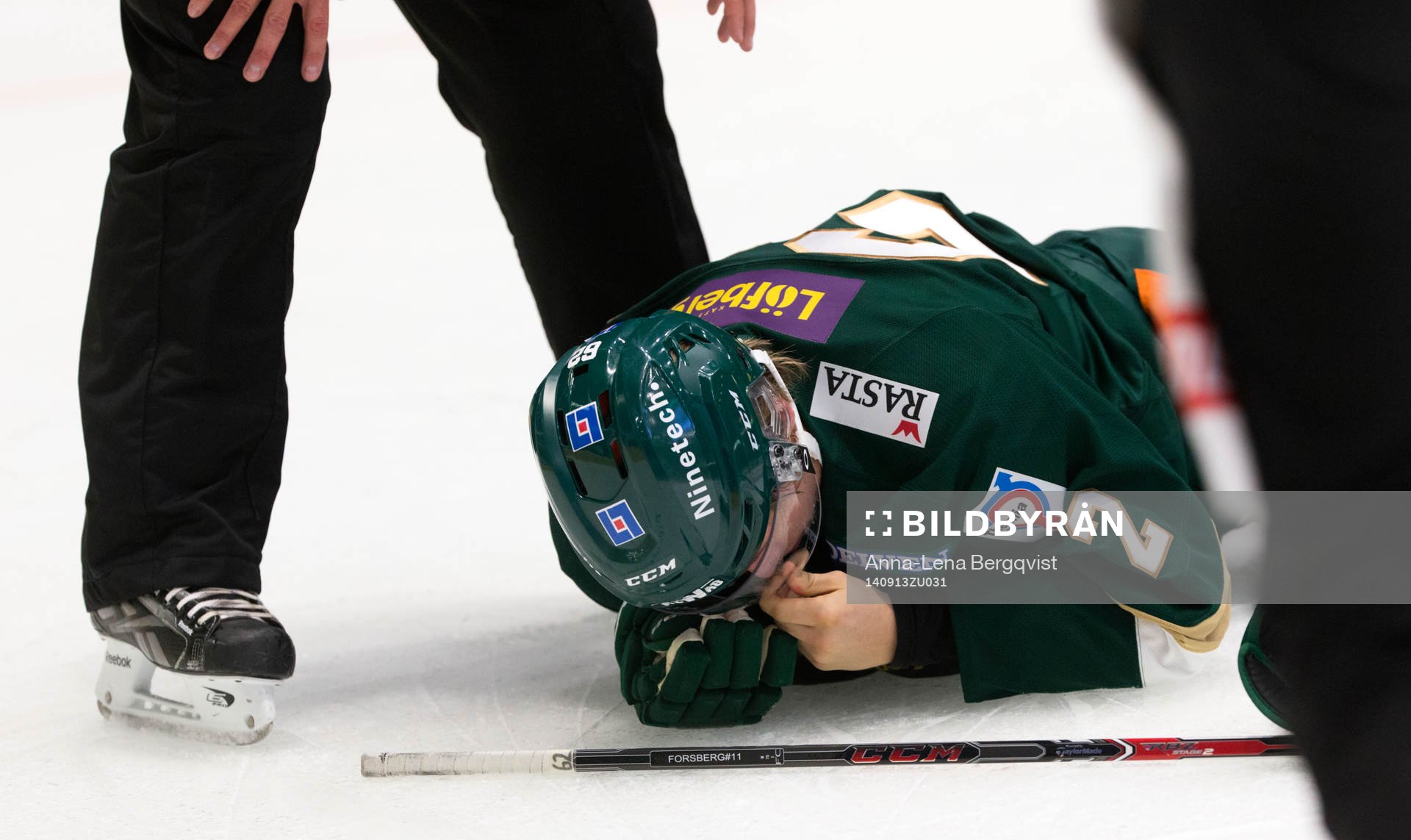 Färjestads Christoffer Forsberg ligger skadad på isen