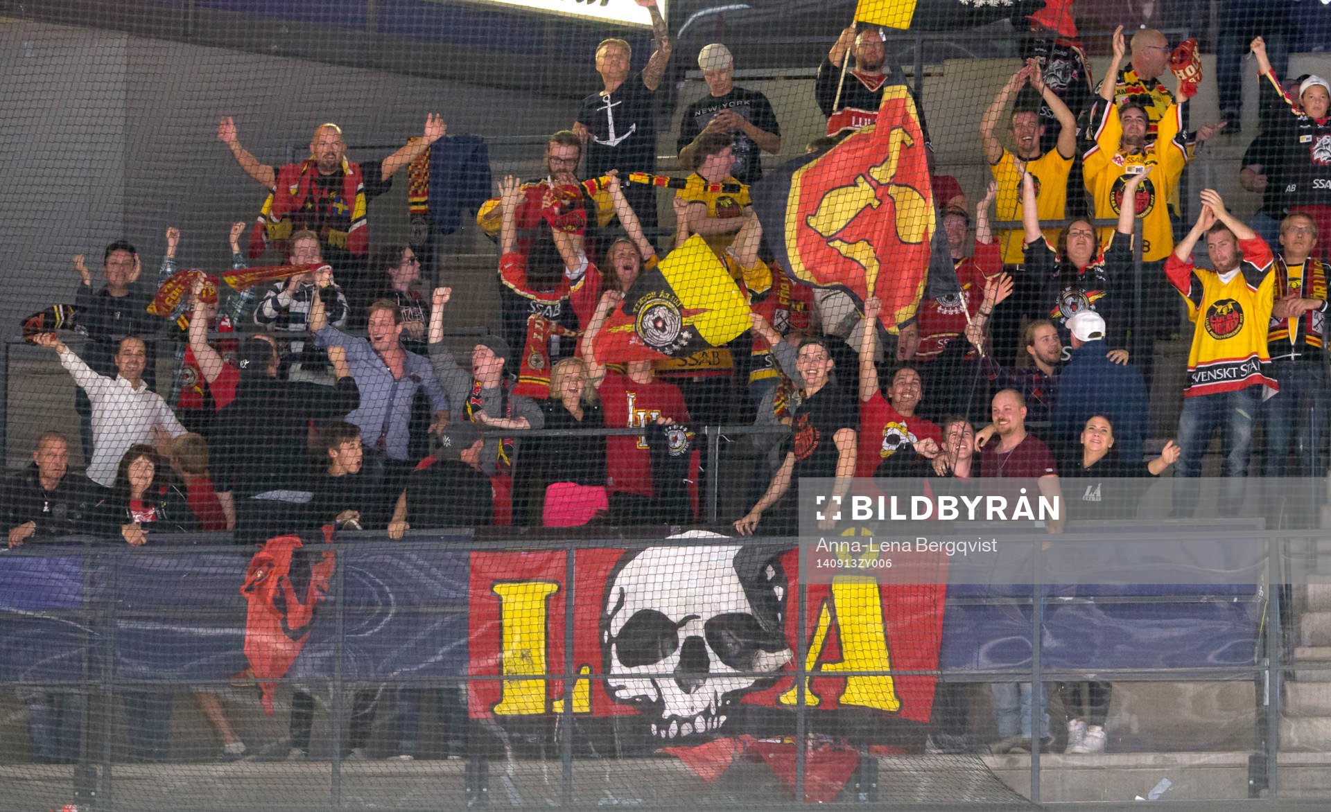 Luleås supportrar jublar på läktarenunder