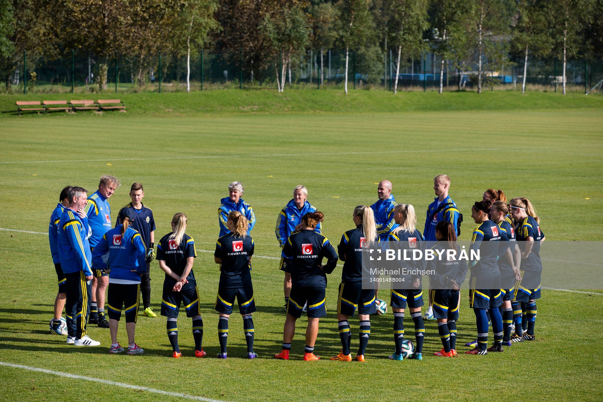 Spelare och ledare samlade innan en träning med damlandslaget den 14 september  2014 i Göteborg.