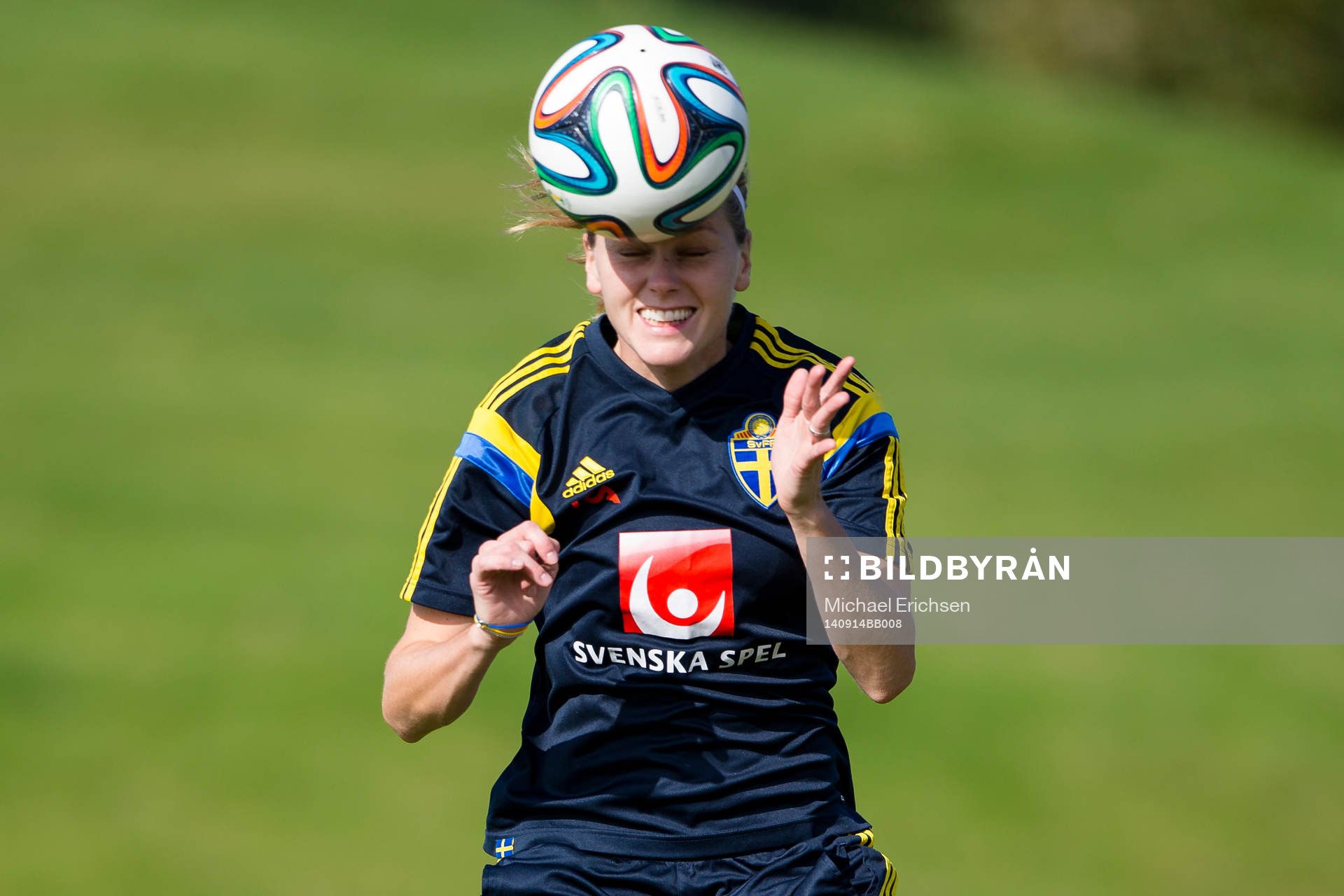 Lisa Dahlkvist nickar under en träning med damlandslaget den 14 september  2014 i Göteborg.