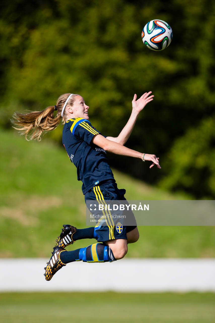 Lisa Dahlkvist nickar under en träning med damlandslaget den 14 september  2014 i Göteborg.