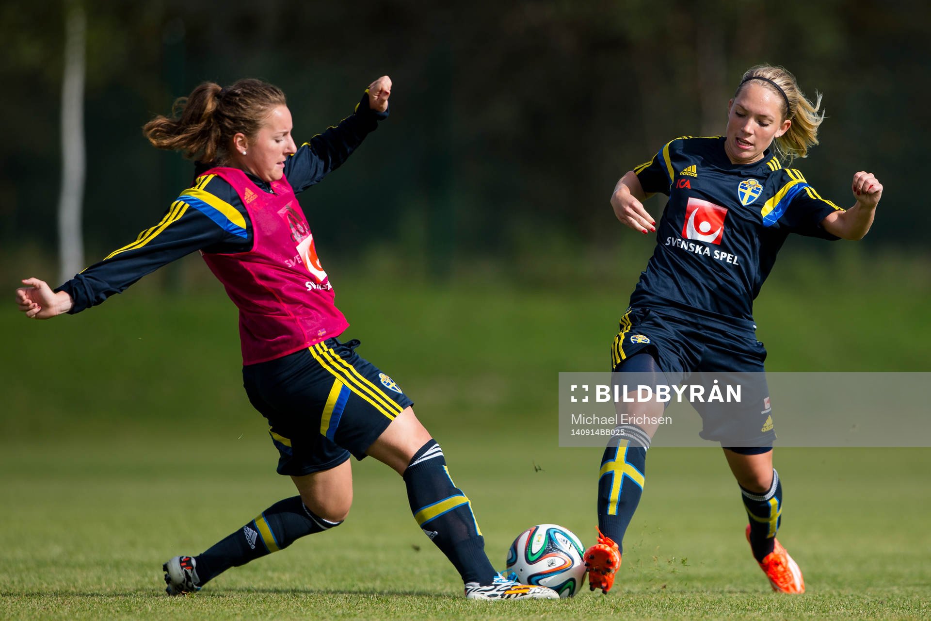 Antonia Göransson i kamp om bollen med Elin Rubensson