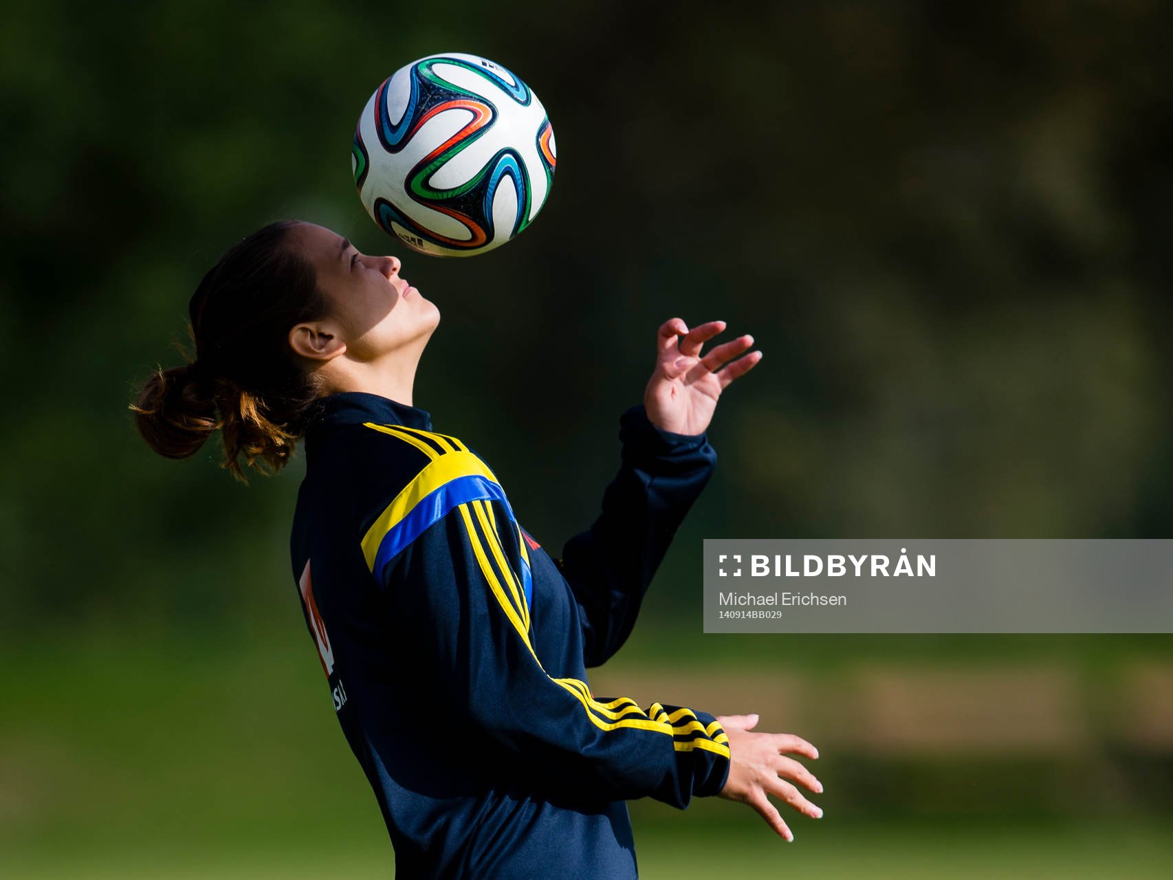 Malin Diaz tricksar med bollen