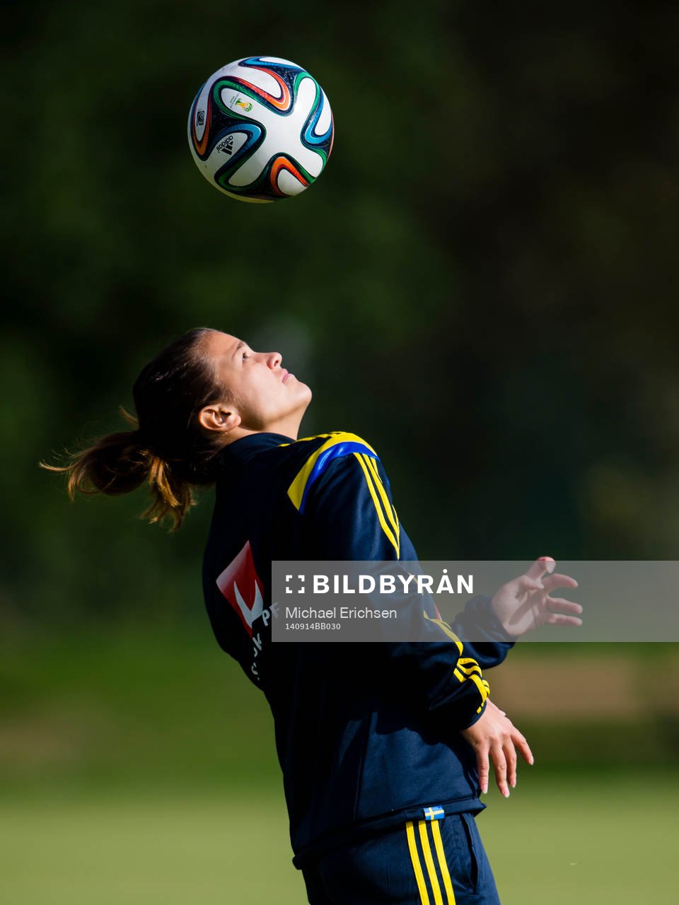 Malin Diaz tricksar med bollen