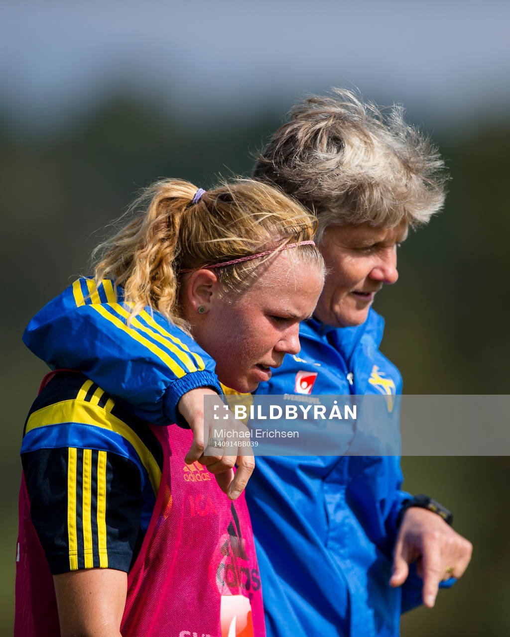 Förbundskapten Pia Sundhage pratar med Jessica Samuelsson