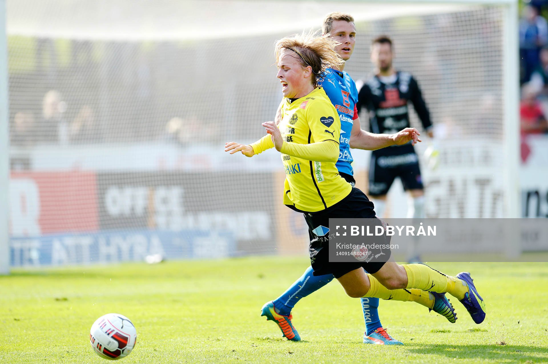 Halmstads Richard Magyar fäller Mjällbys Robin Strömberg