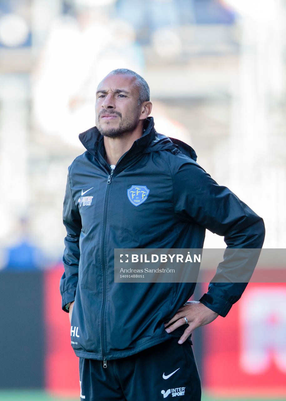Falkenbergs tränare Henrik Larsson under fotbollsmatchen i Allsvenskan mellan Gefle och Falkenberg den 14 September 2014 i Gävle. 