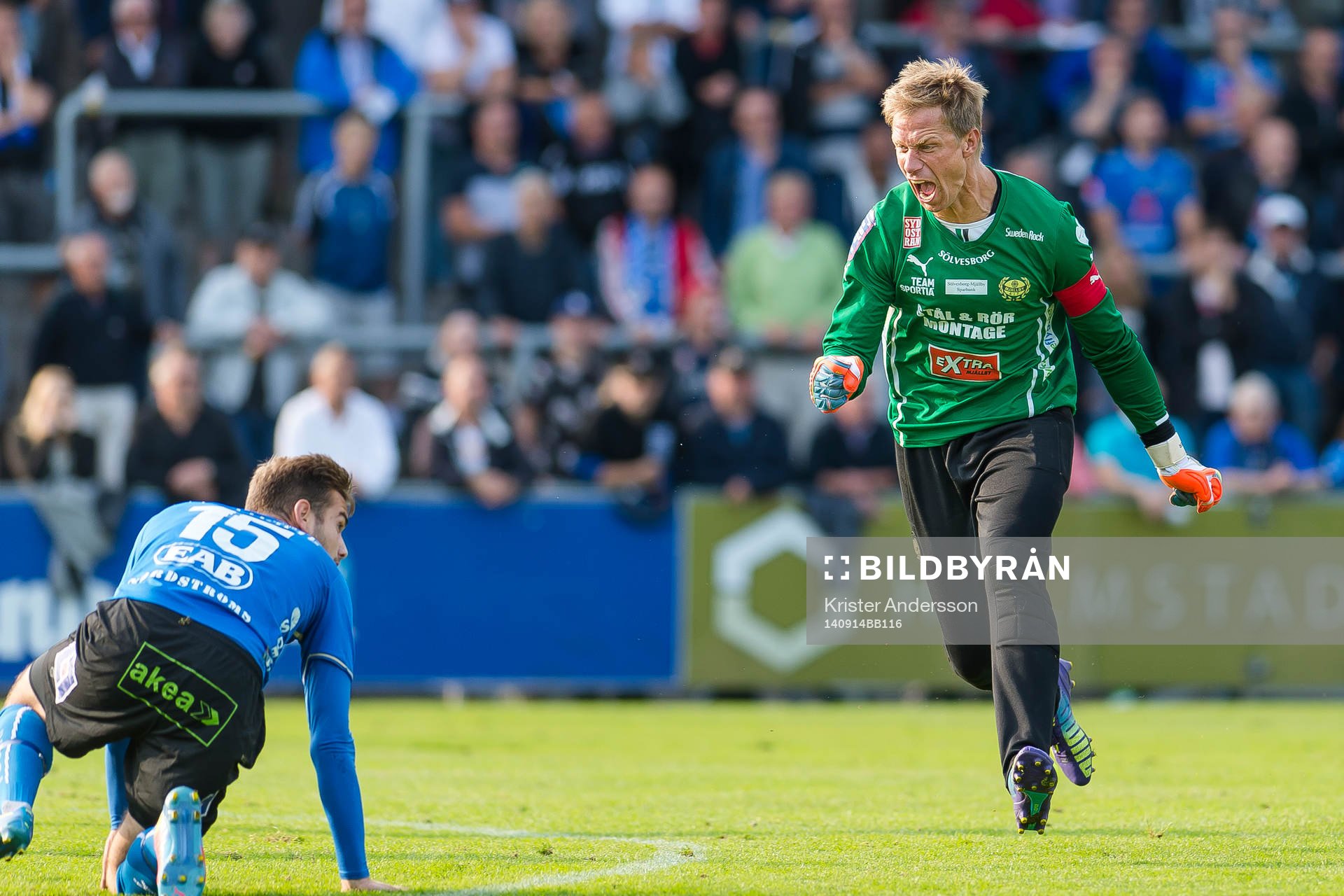 Mjällbys målvakt Mattias Asper och Halmstads Perparim Beqaj skallar nästan ihop under fotbollsmatchen i Allsvenskan mellan Halmstad och Mjällby den 14 september 2014 i Halmstad.