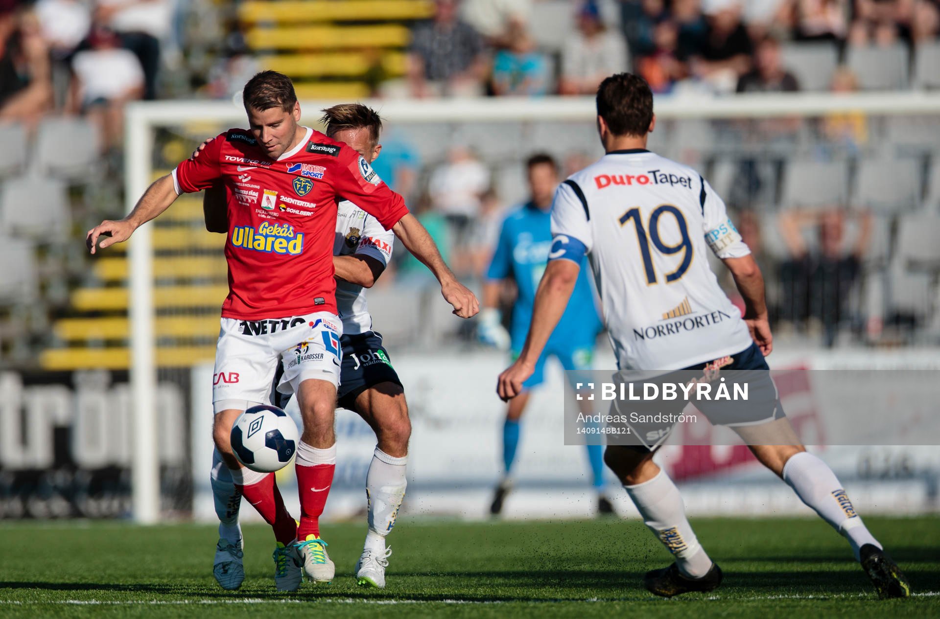 Falkenbergs Stefan Rodevåg i kamp om bollen med Gefles