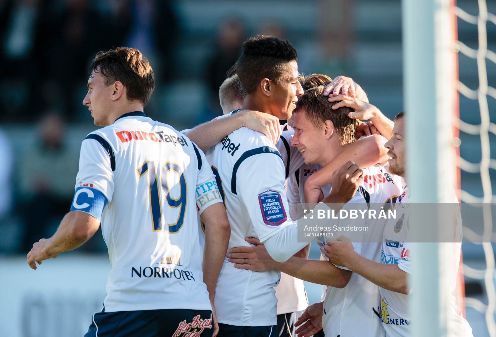 a höger) gör 3-1 och gratuleras närmast av Emil Bellander