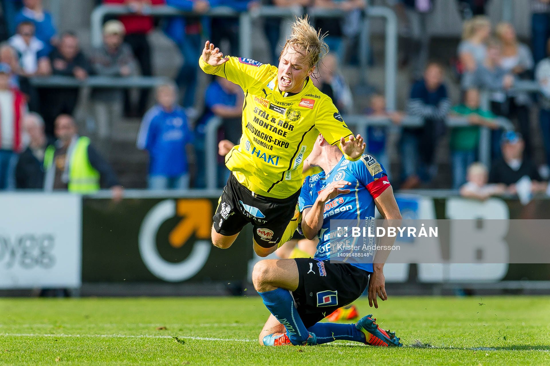 Halmstads Richard Magyar fäller Mjällbys Robin Strömberg