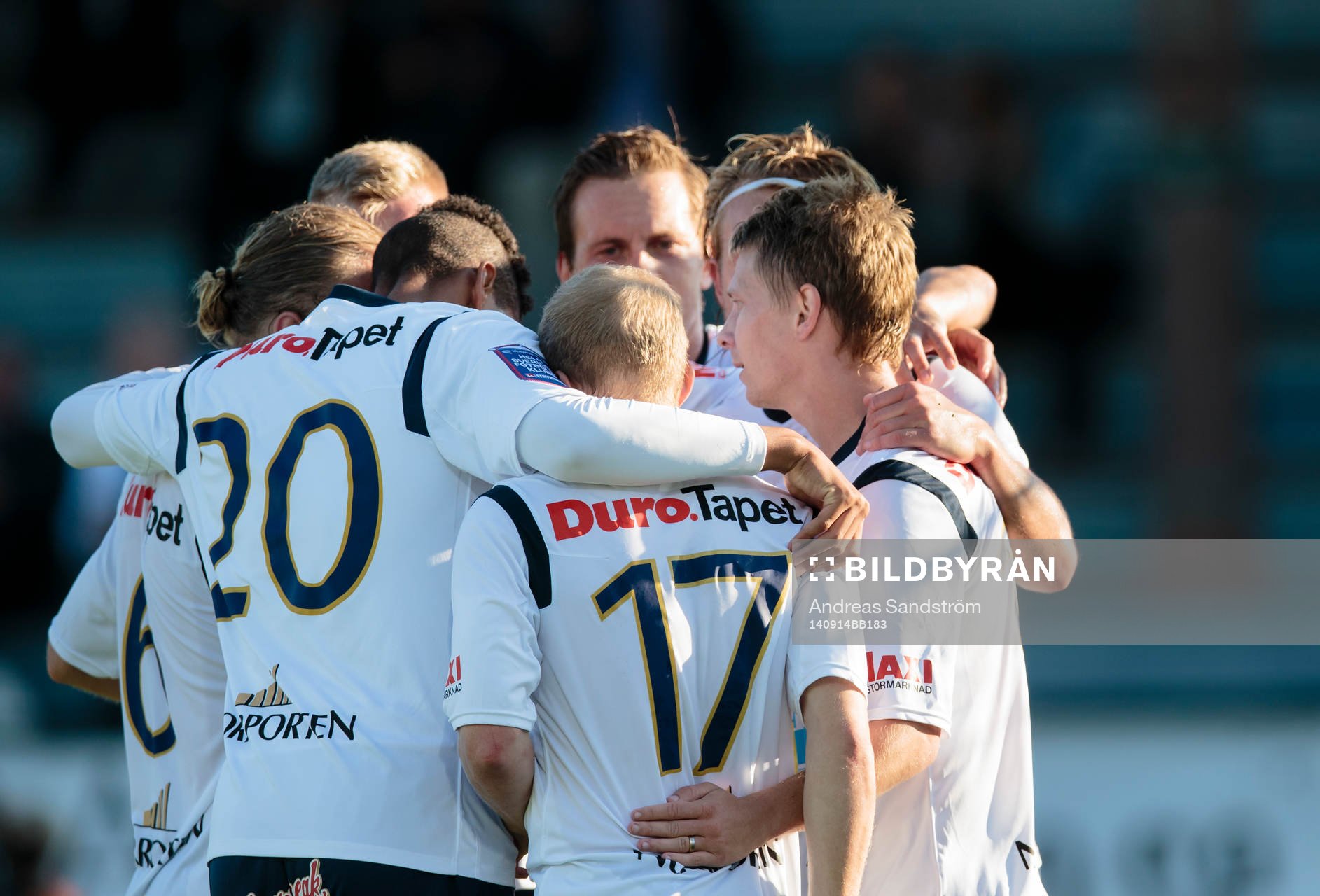 Gefles Johan Bertilsson (h) gör 3-1 och gratuleras av