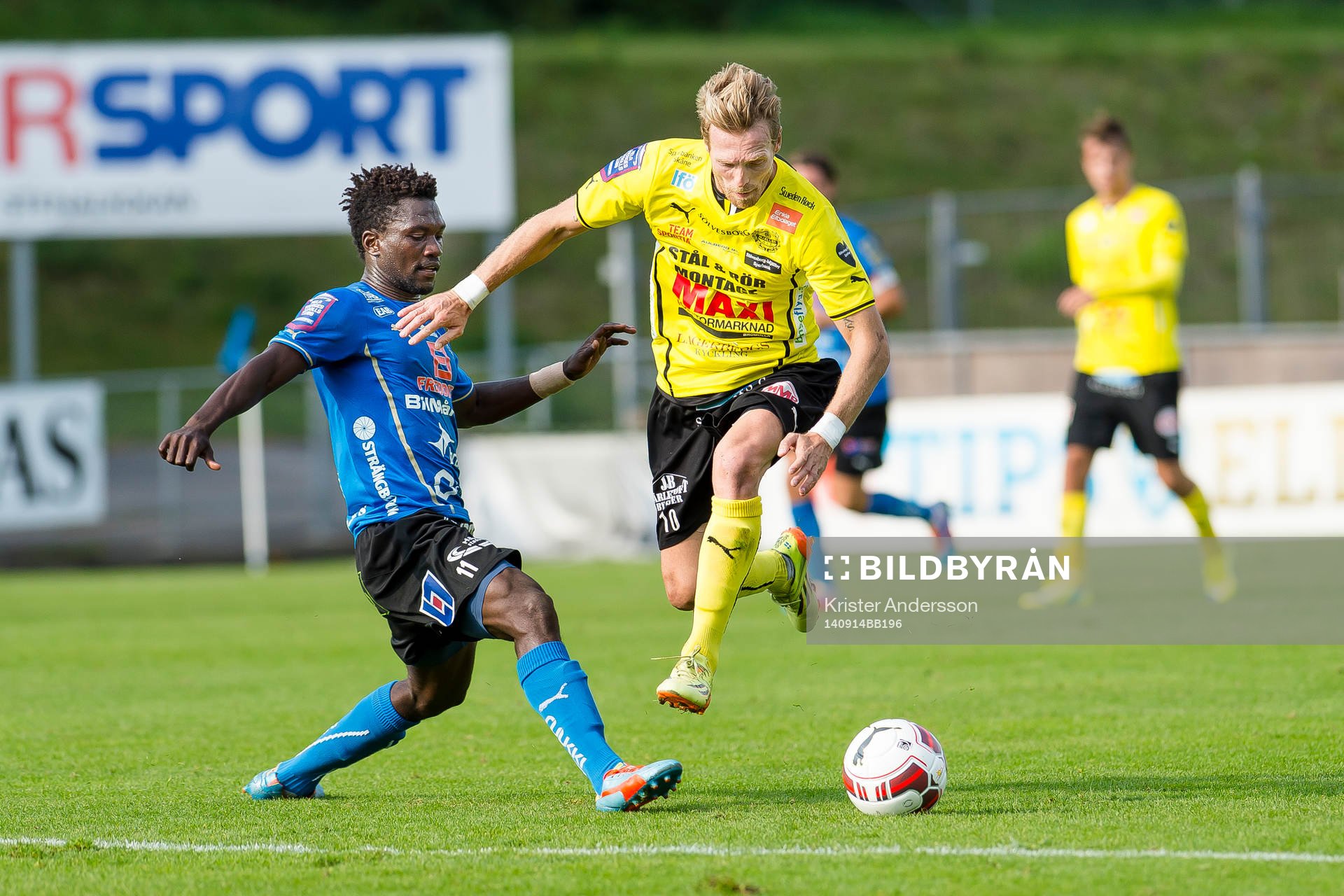 Halmstads King Osei Gyan och Mjällbys Christian Wilhelmsson under fotbollsmatchen i Allsvenskan mellan Halmstad och Mjällby den 14 september 2014 i Halmstad.