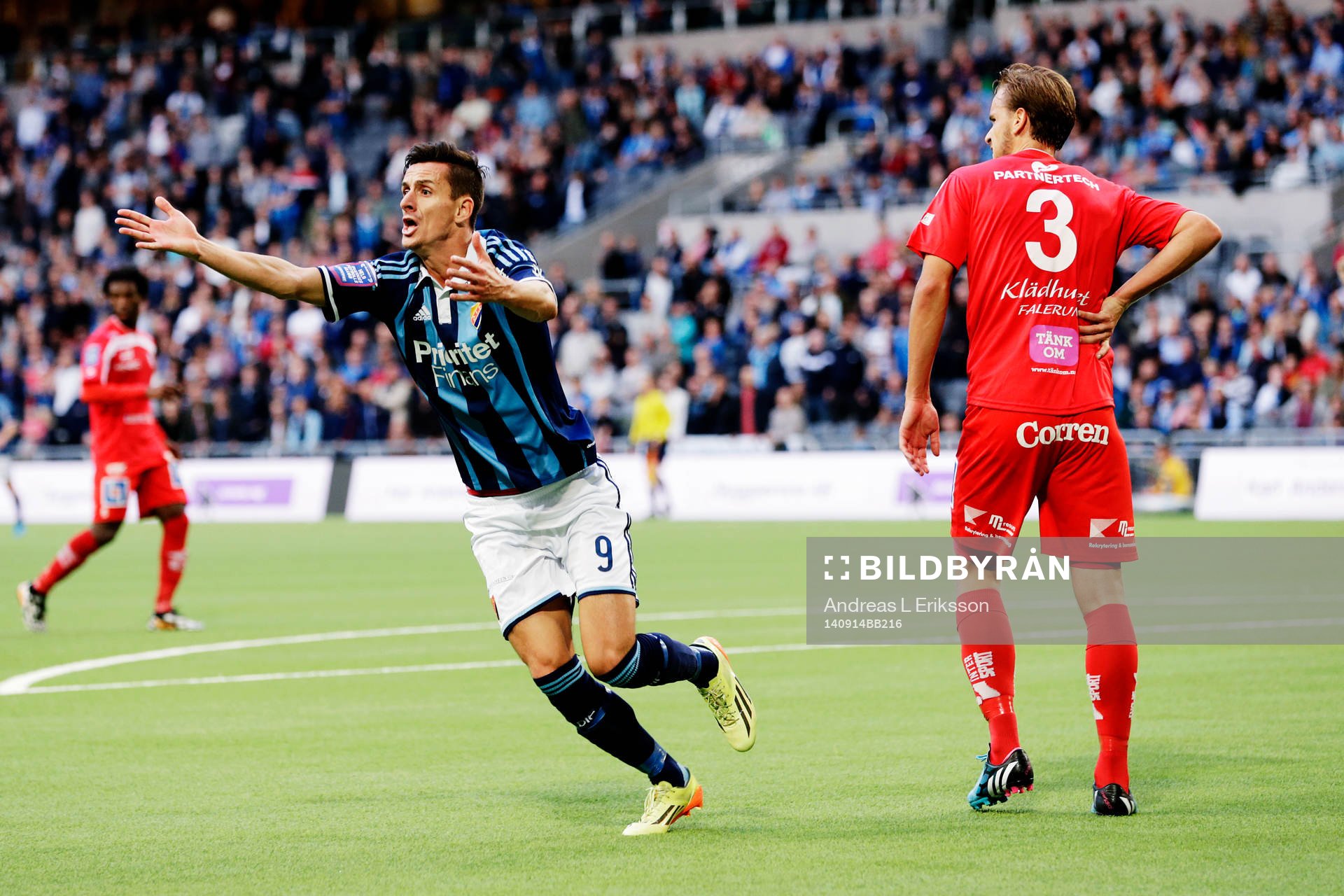 Djurgårdens Haris Radetinac reagerar mot linjedomaren