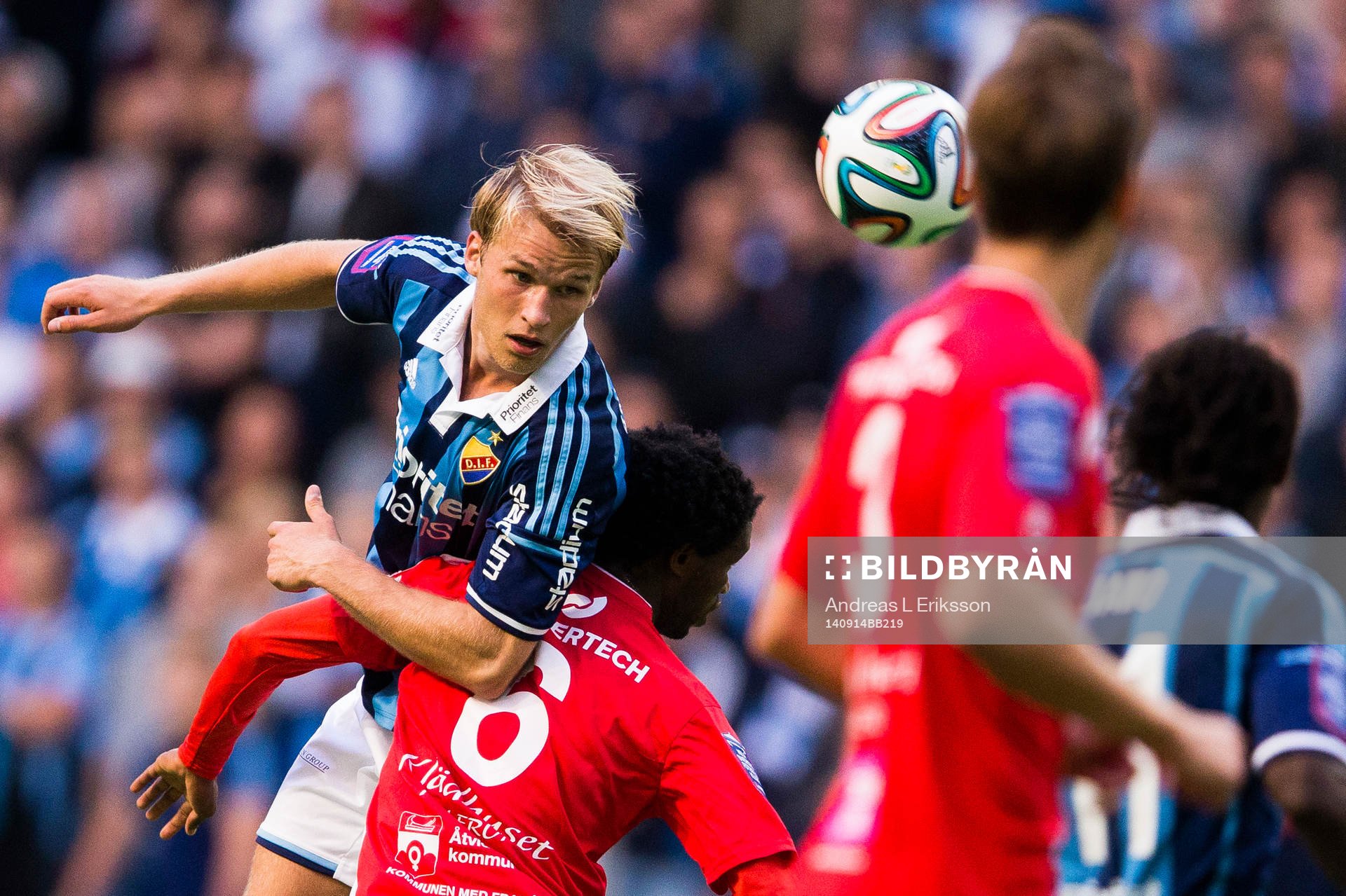 Djurgårdens Sebastian Andersson i en nickduell med Åtvidabergs Mohammed Abubakari under fotbollsmatchen i Allsvenskan mellan Djurgården och Åtvidaberg den 14 september 2014 i Stockholm.
