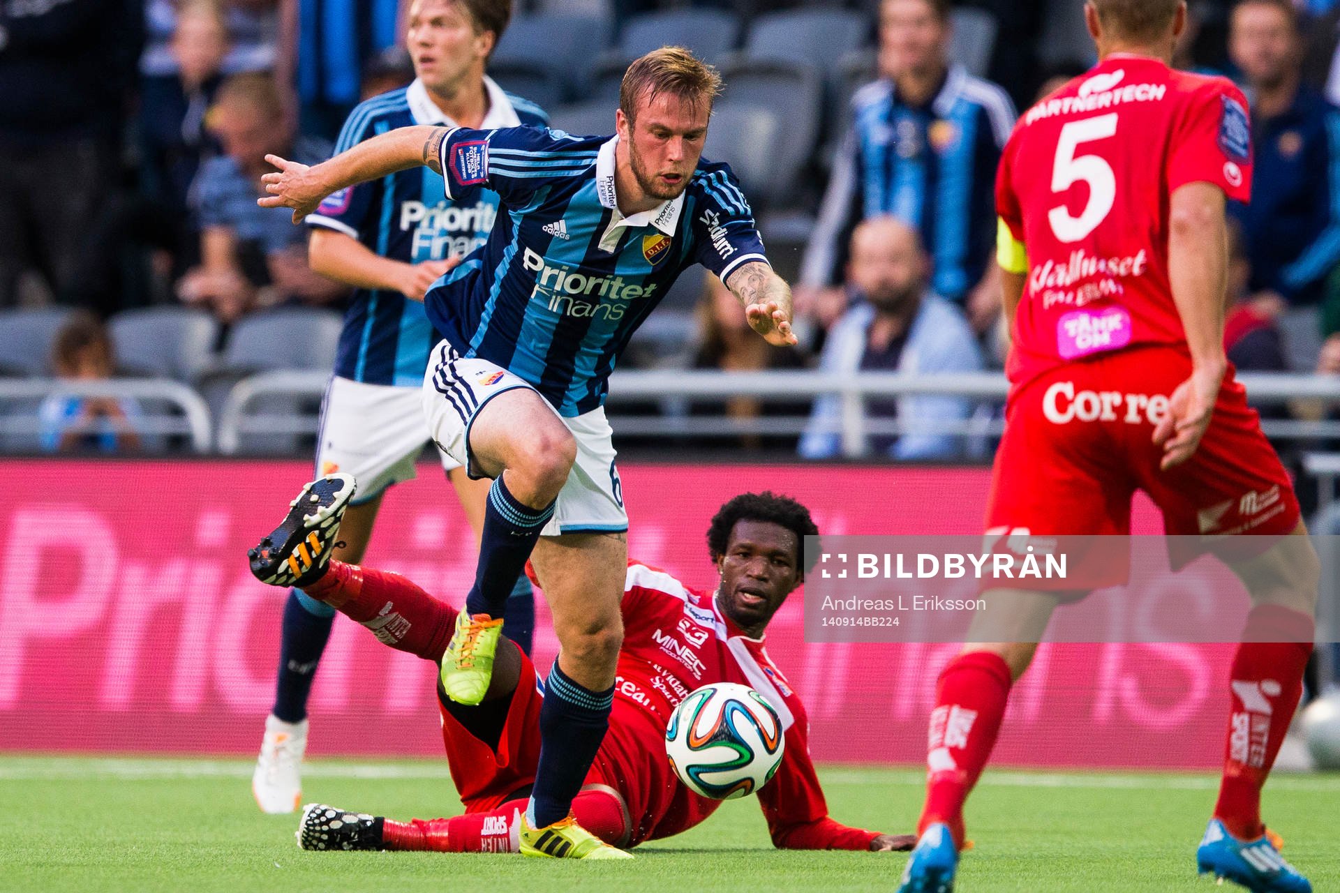 Djurgårdens Aleksander Faltsetas tar sig förbi