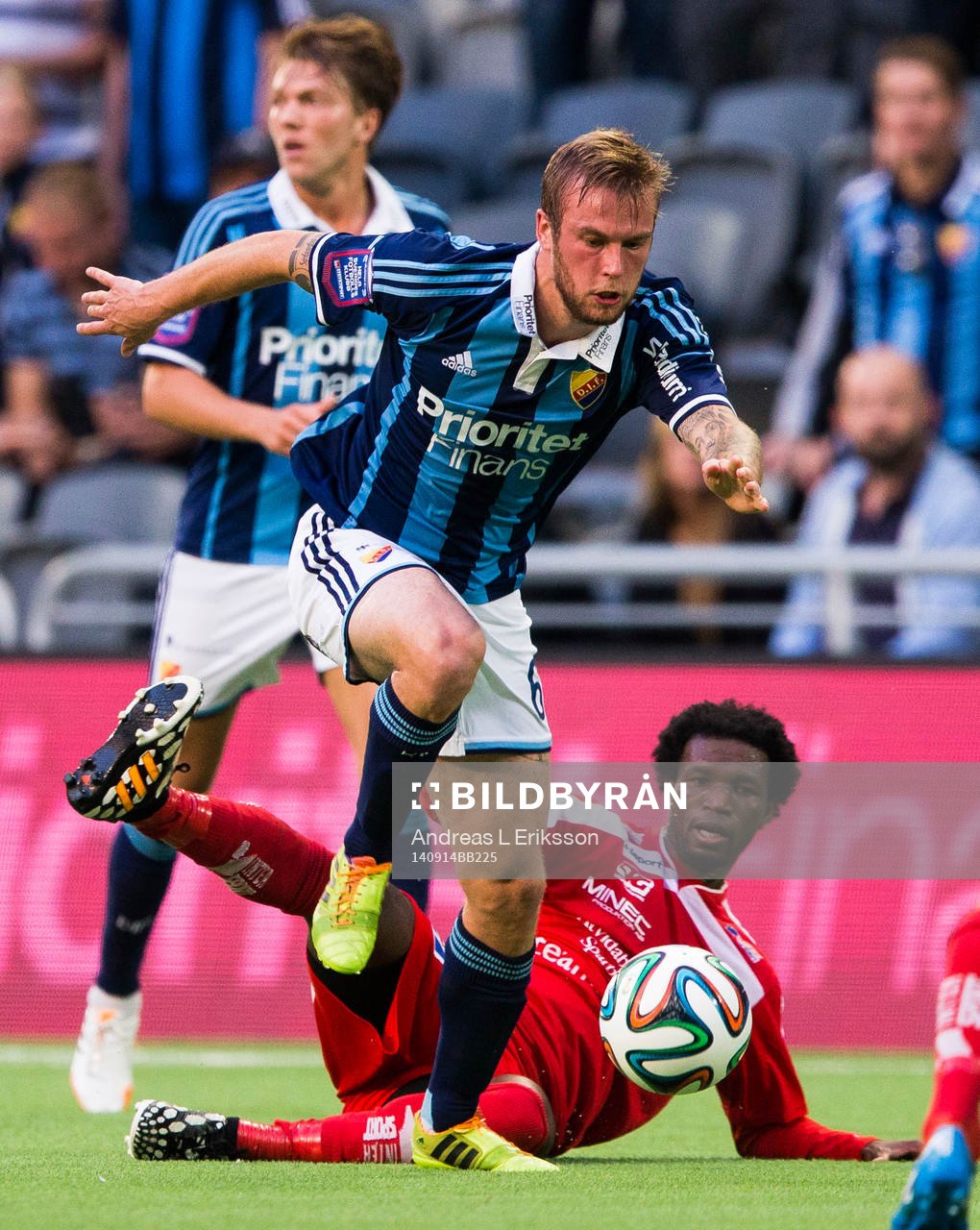 Djurgårdens Aleksander Faltsetas tar sig förbi
