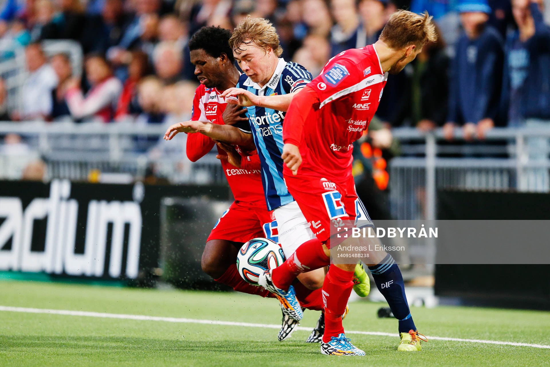 Djurgårdens Simon Tibbling emellan Åtvidabergs Mohammed