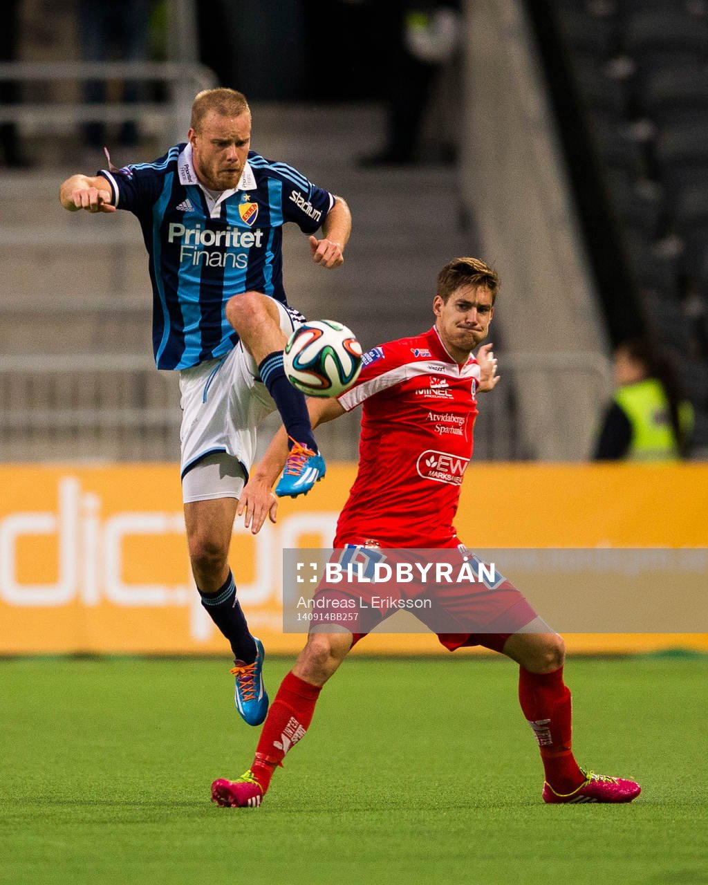 Djurgårdens Fredrik Stenman i kamp om bollen med