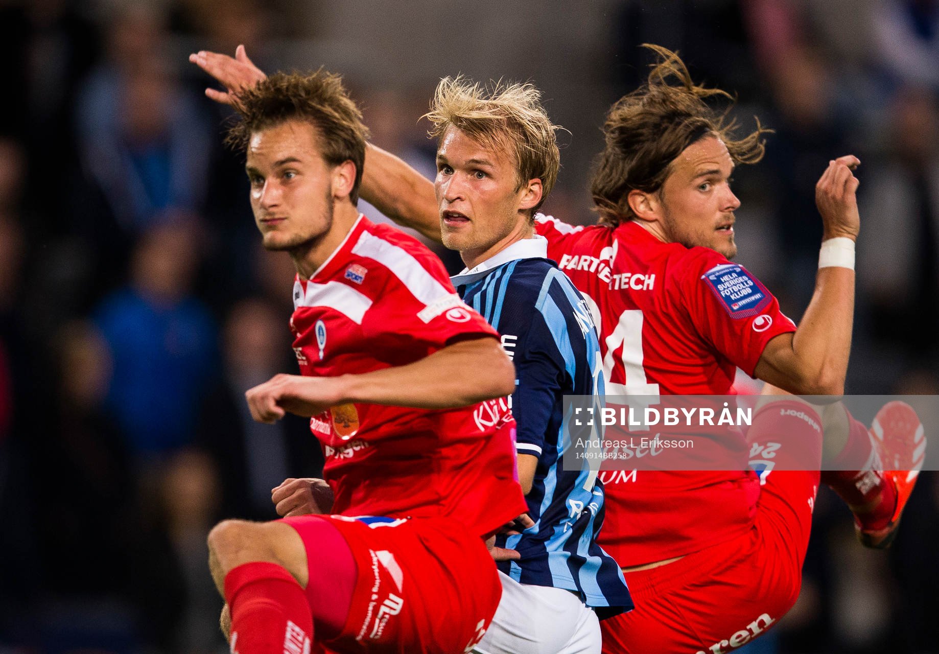 Djurgårdens Sebastian Andersson (m)  i en nickduell med