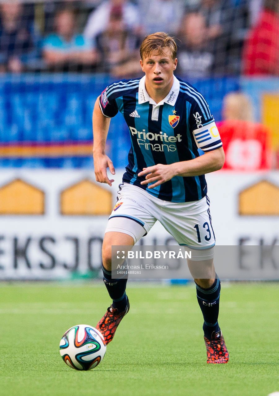 Djurgårdens Emil Bergström med bollen