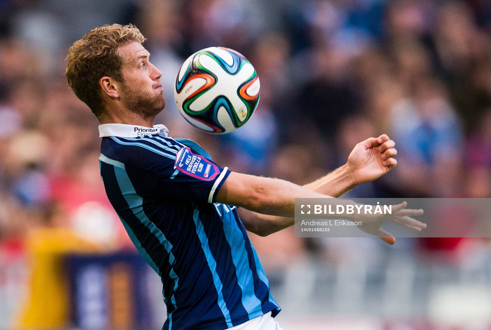 Djurgårdens Stefan Karlsson tar ner bollen