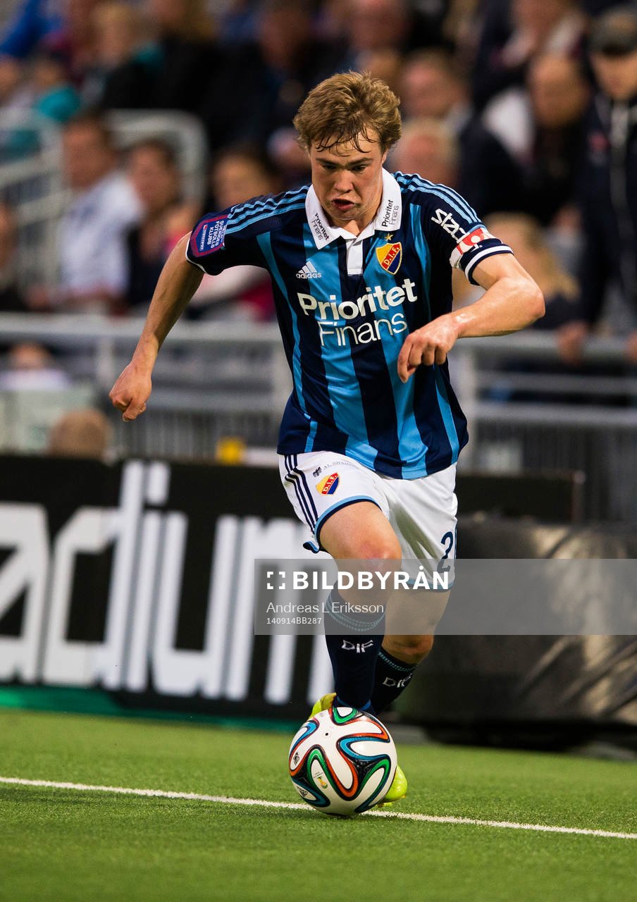 Djurgårdens Simon Tibbling med bollen